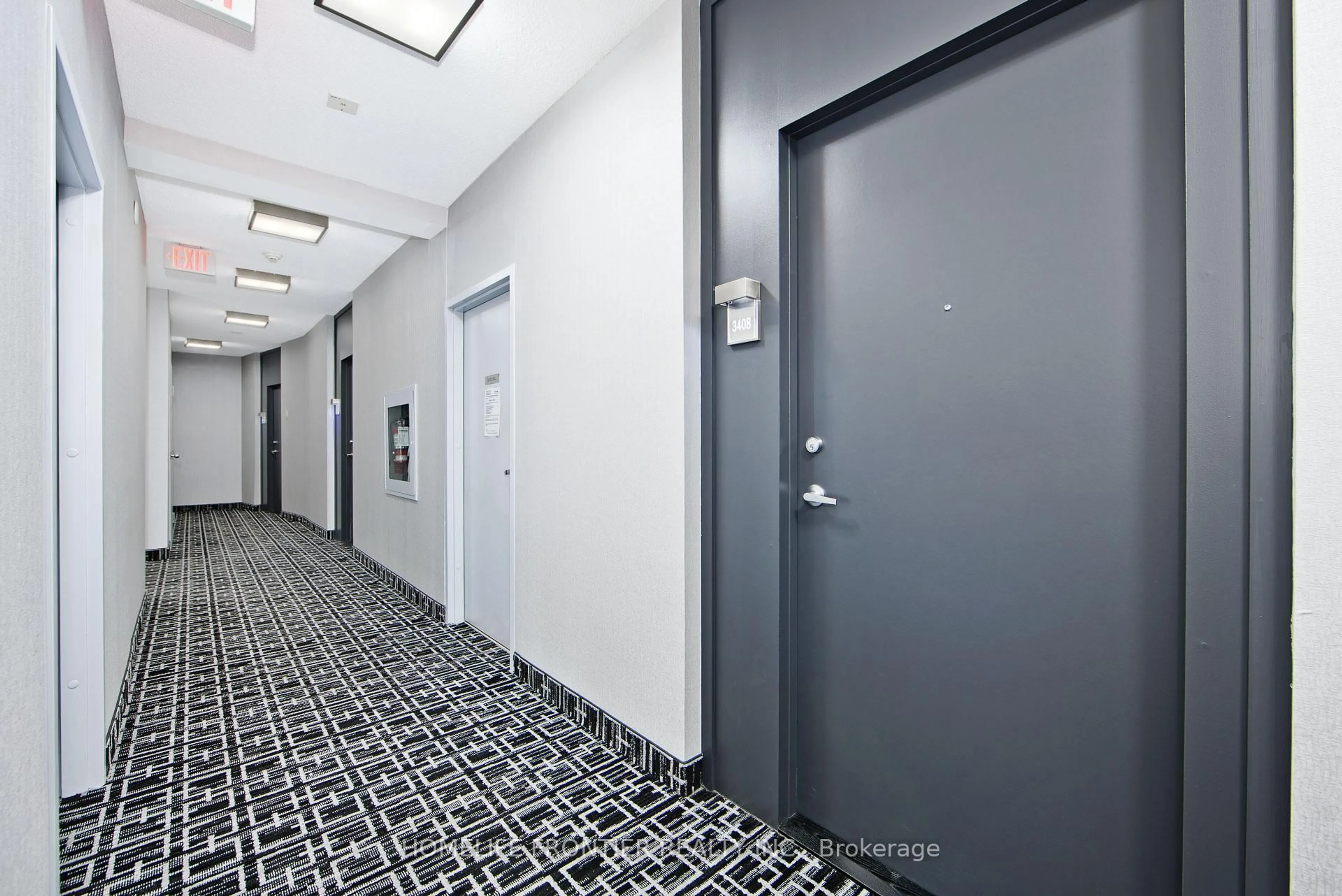 Indoor foyer for 223 Webb Dr #LPH3408, Mississauga Ontario L5B 0E8