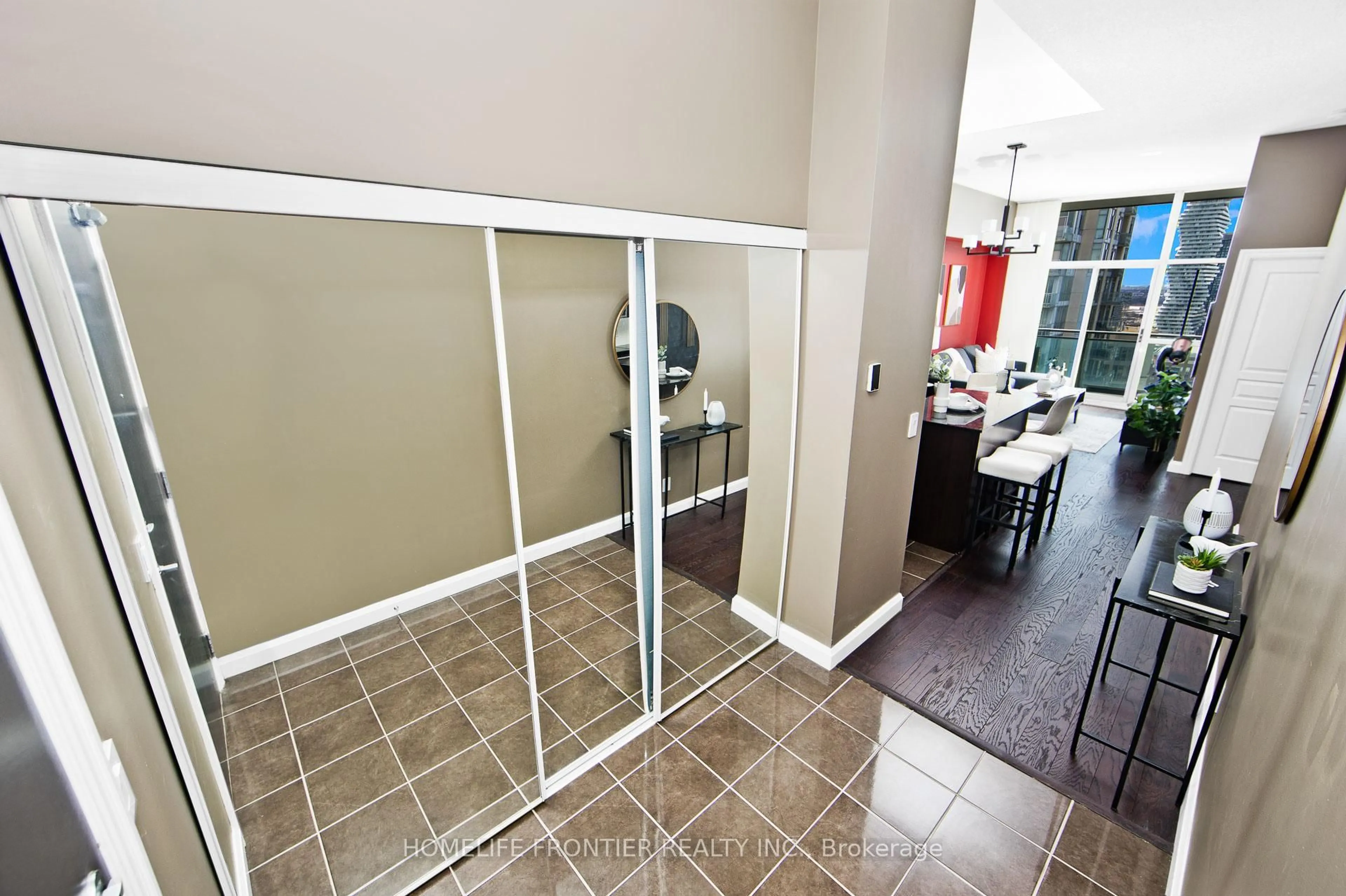 Indoor entryway for 223 Webb Dr #LPH3408, Mississauga Ontario L5B 0E8