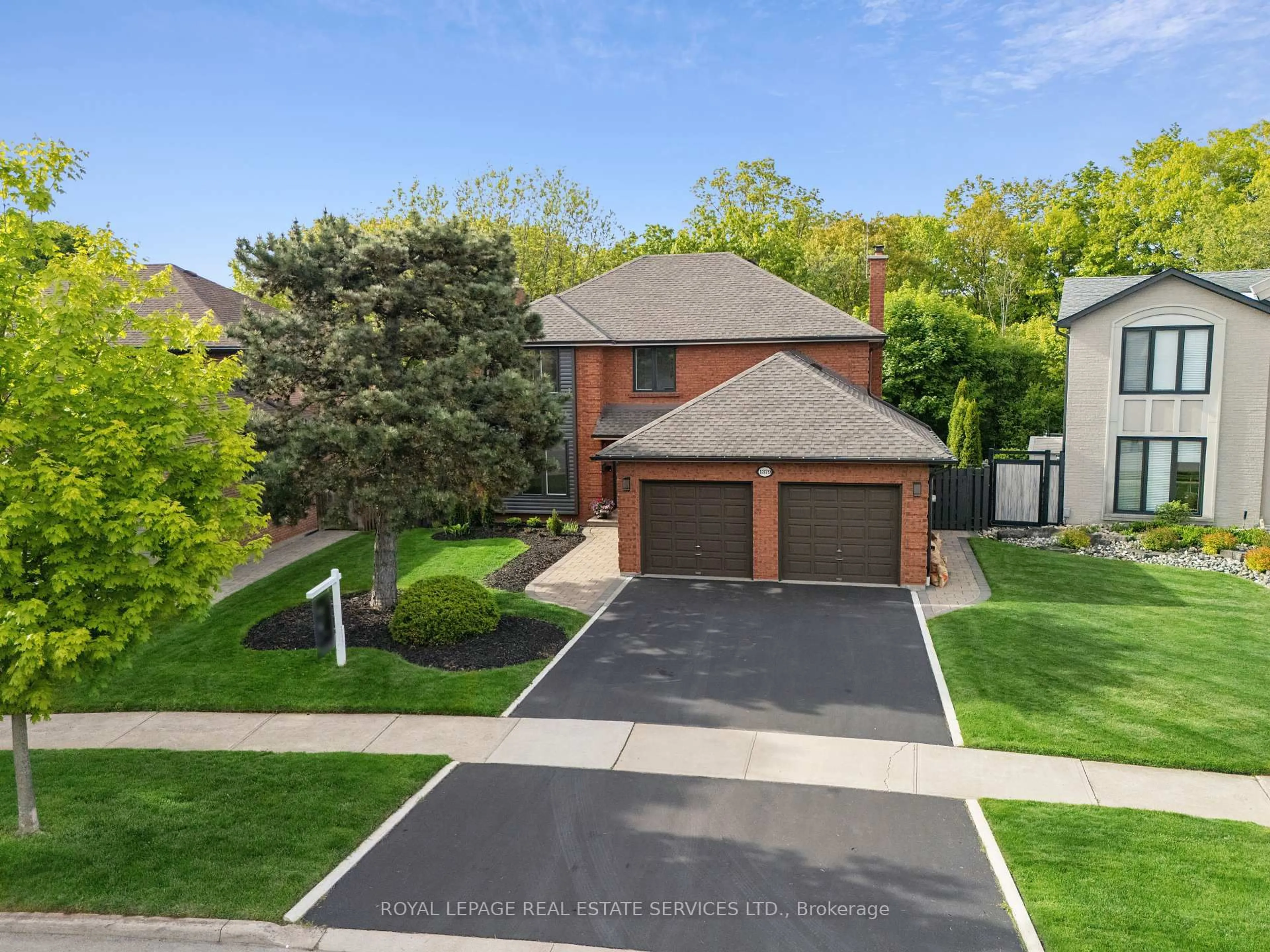 A pic from outside/outdoor area/front of a property/back of a property/a pic from drone, street for 1379 Golden Meadow Tr, Oakville Ontario L6H 3H1