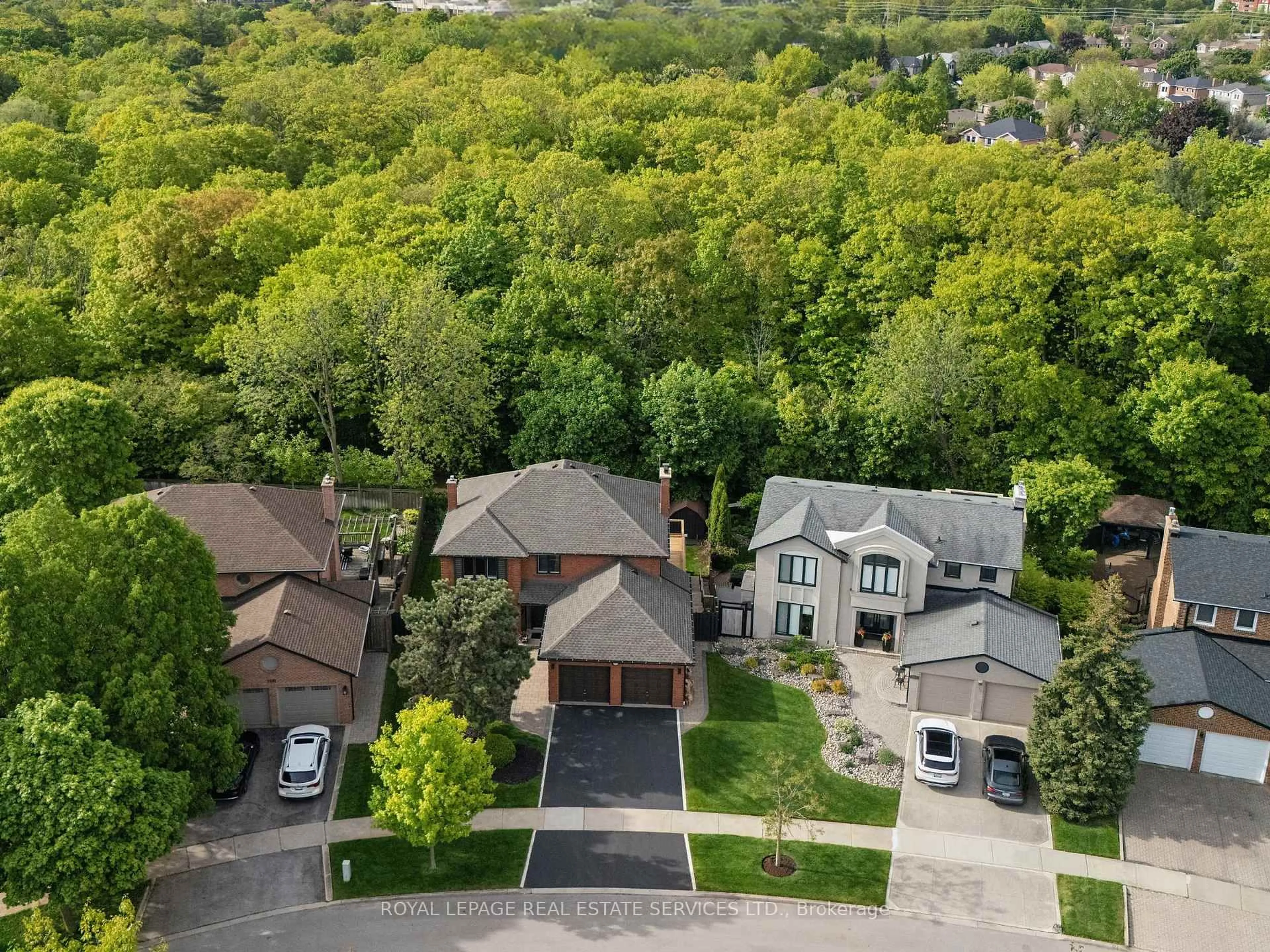 A pic from outside/outdoor area/front of a property/back of a property/a pic from drone, street for 1379 Golden Meadow Tr, Oakville Ontario L6H 3H1