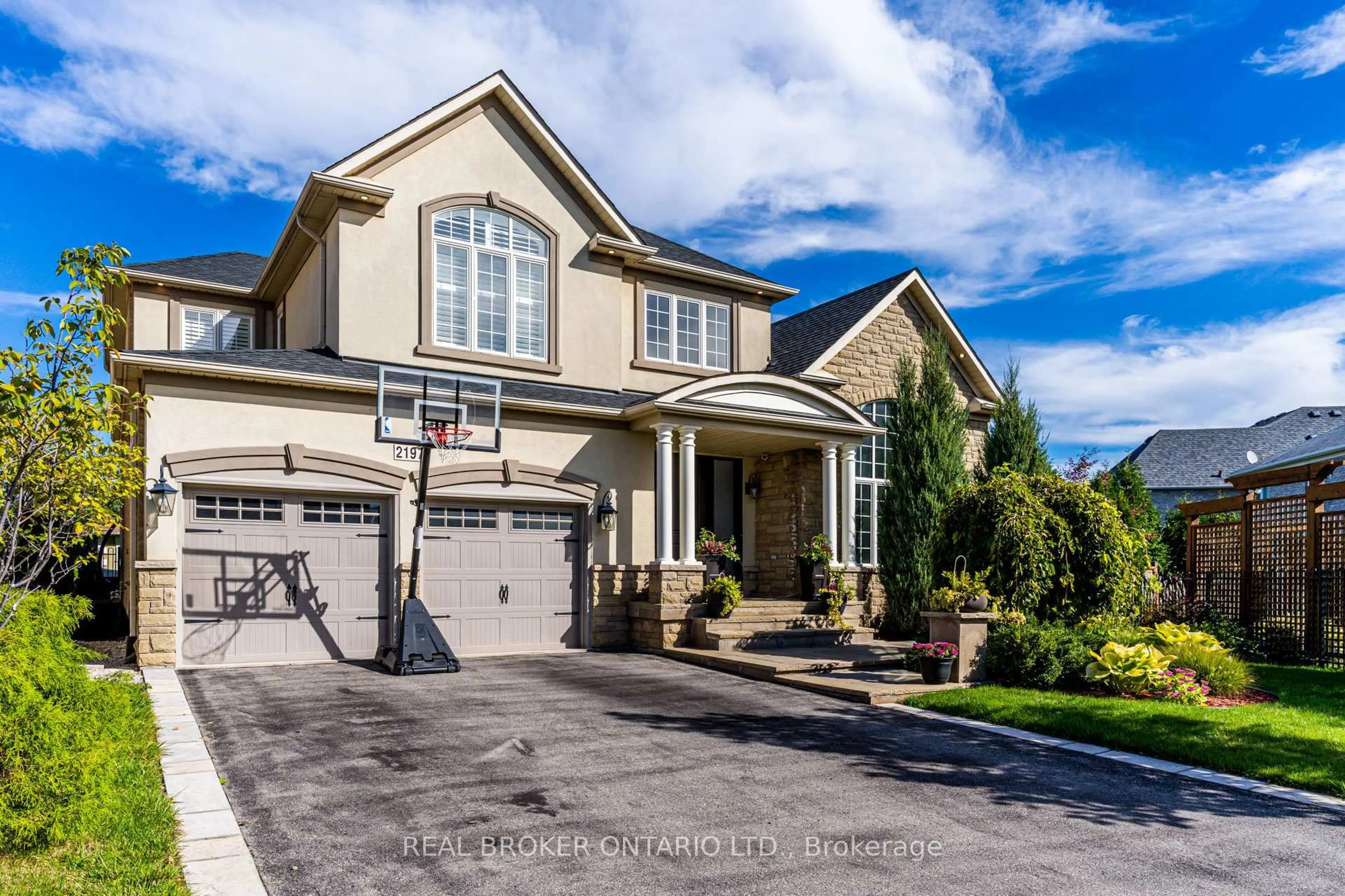 Home with vinyl exterior material, street for 2197 Wuthering Heights Way, Oakville Ontario L6M 0A3