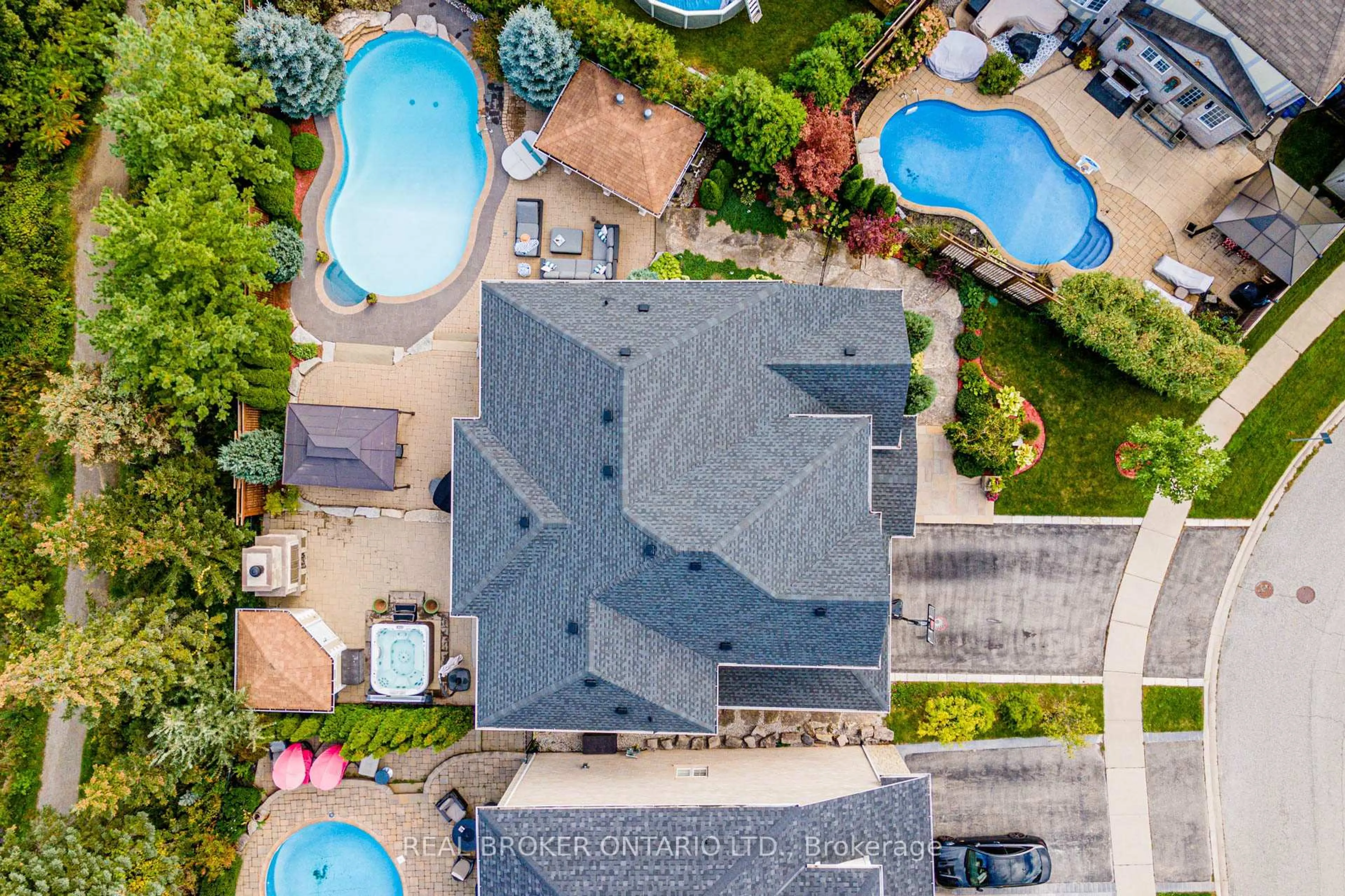 A pic from outside/outdoor area/front of a property/back of a property/a pic from drone, unknown for 2197 Wuthering Heights Way, Oakville Ontario L6M 0A3