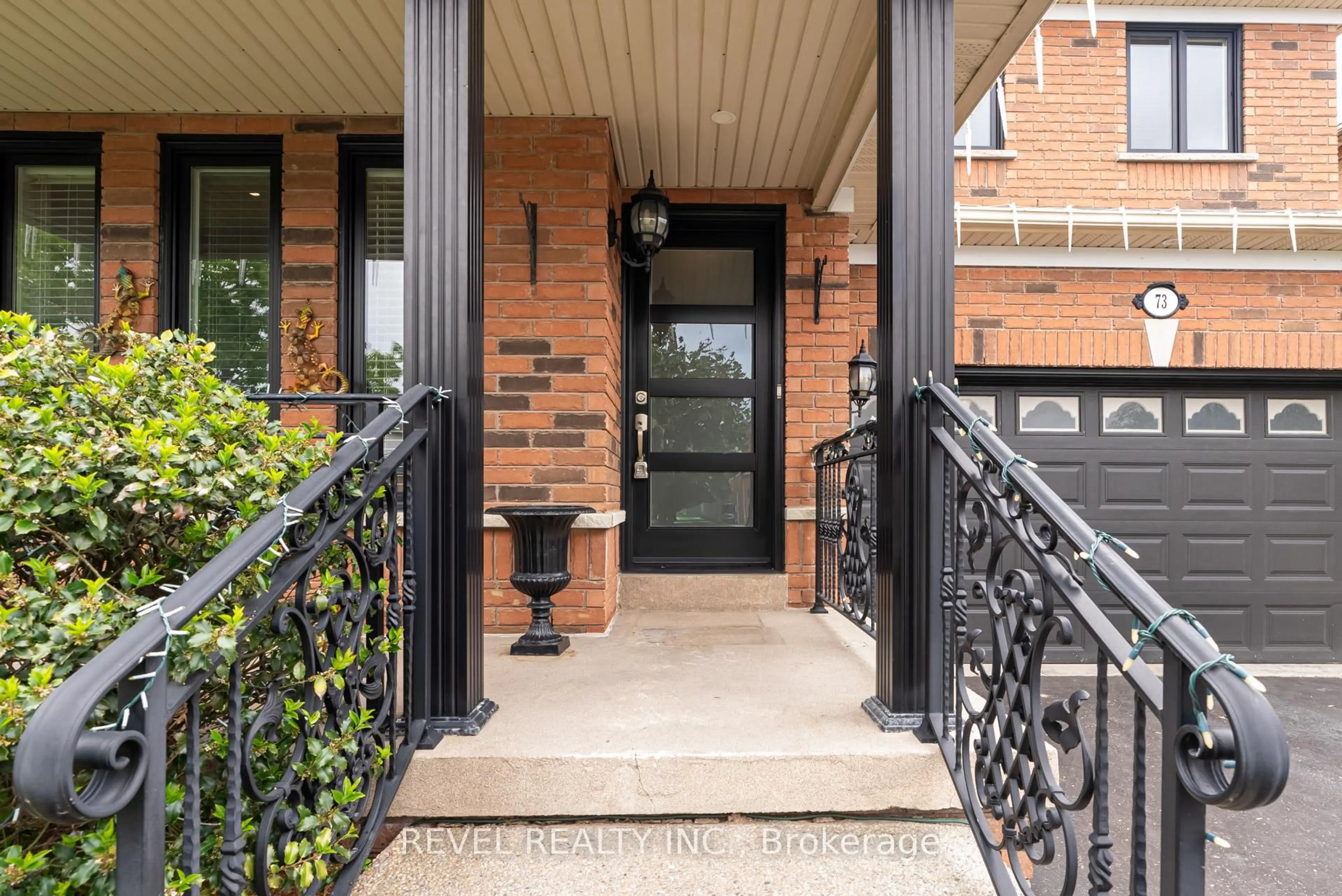 Indoor entryway for 73 Sunny Meadow Blvd, Brampton Ontario L6R 1Y7