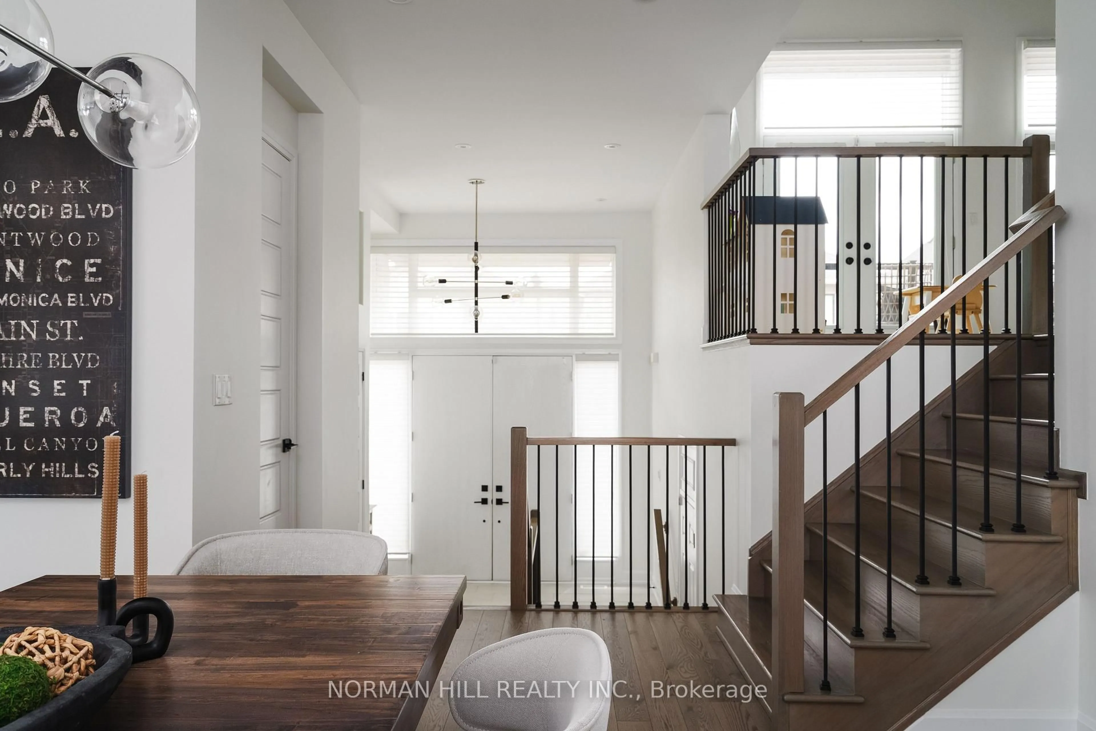 Indoor entryway for 283 Bethpage Dr, Oakville Ontario L6M 1R5