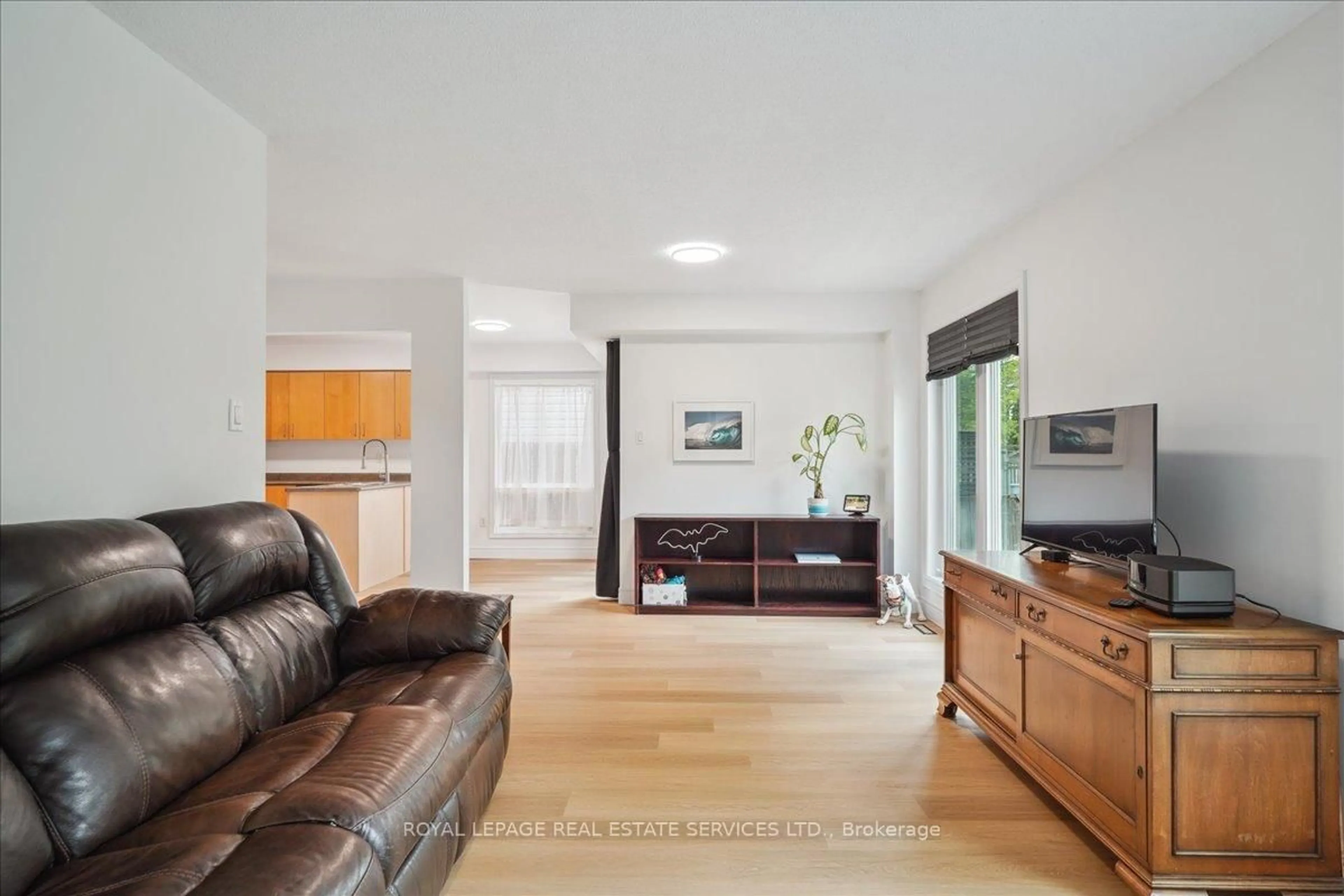 Living room with furniture, unknown for 2380 Pathfinder Dr, Burlington Ontario L7L 6N8