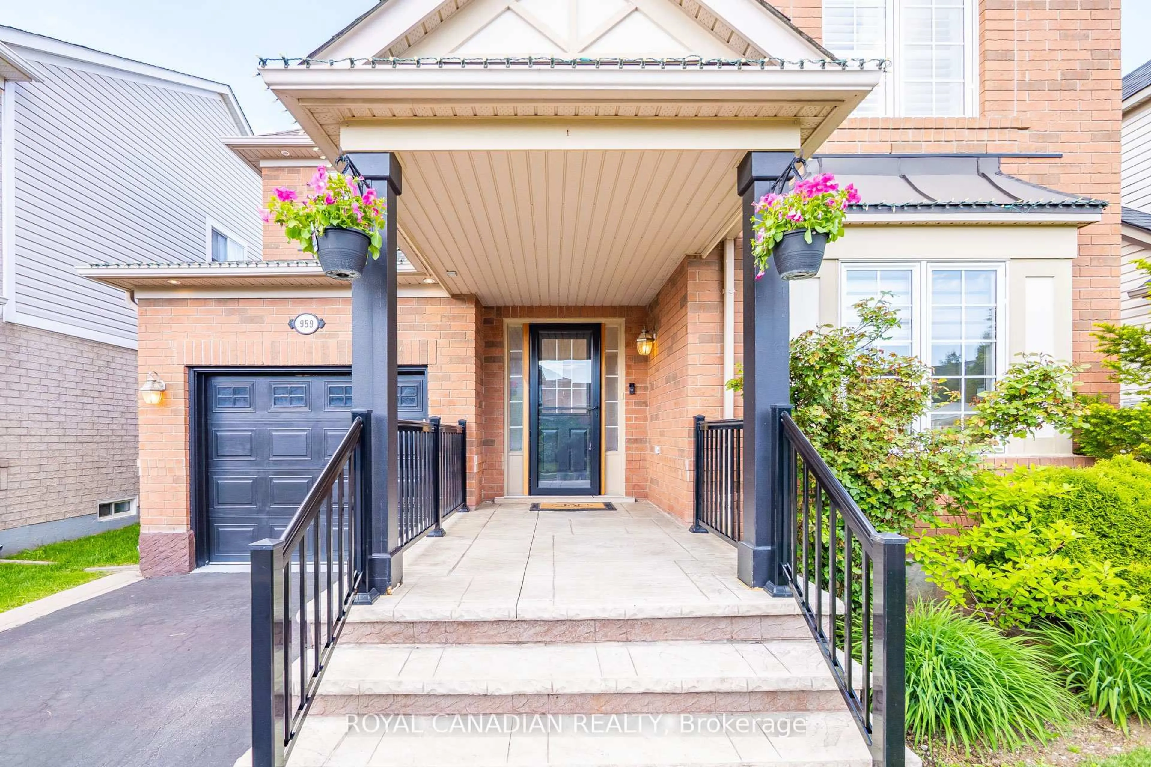 Indoor entryway for 959 Lancaster Blvd, Milton Ontario L9T 6A2