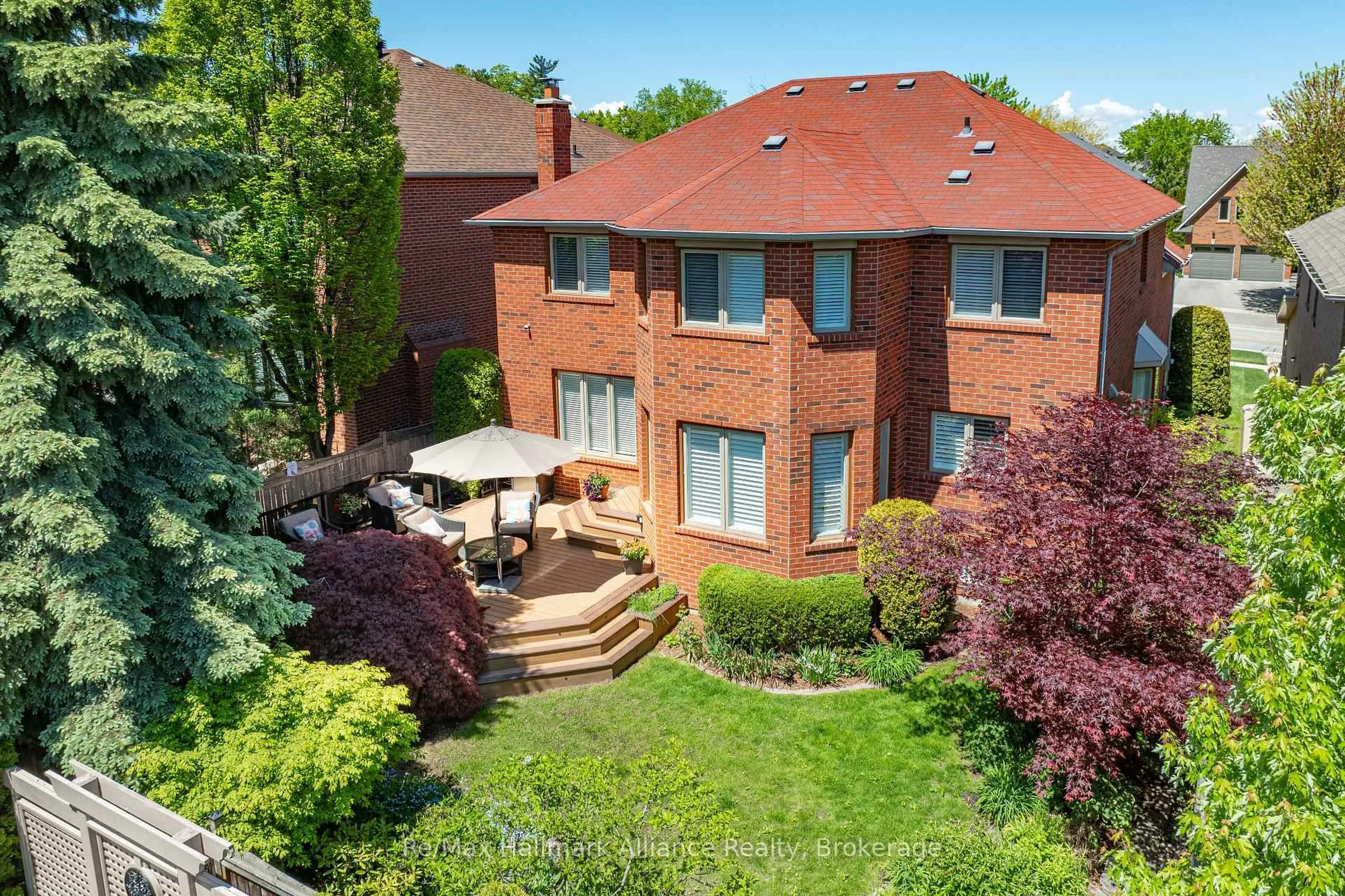 A pic from outside/outdoor area/front of a property/back of a property/a pic from drone, unknown for 1402 Bayshire Dr, Oakville Ontario L6H 6E7