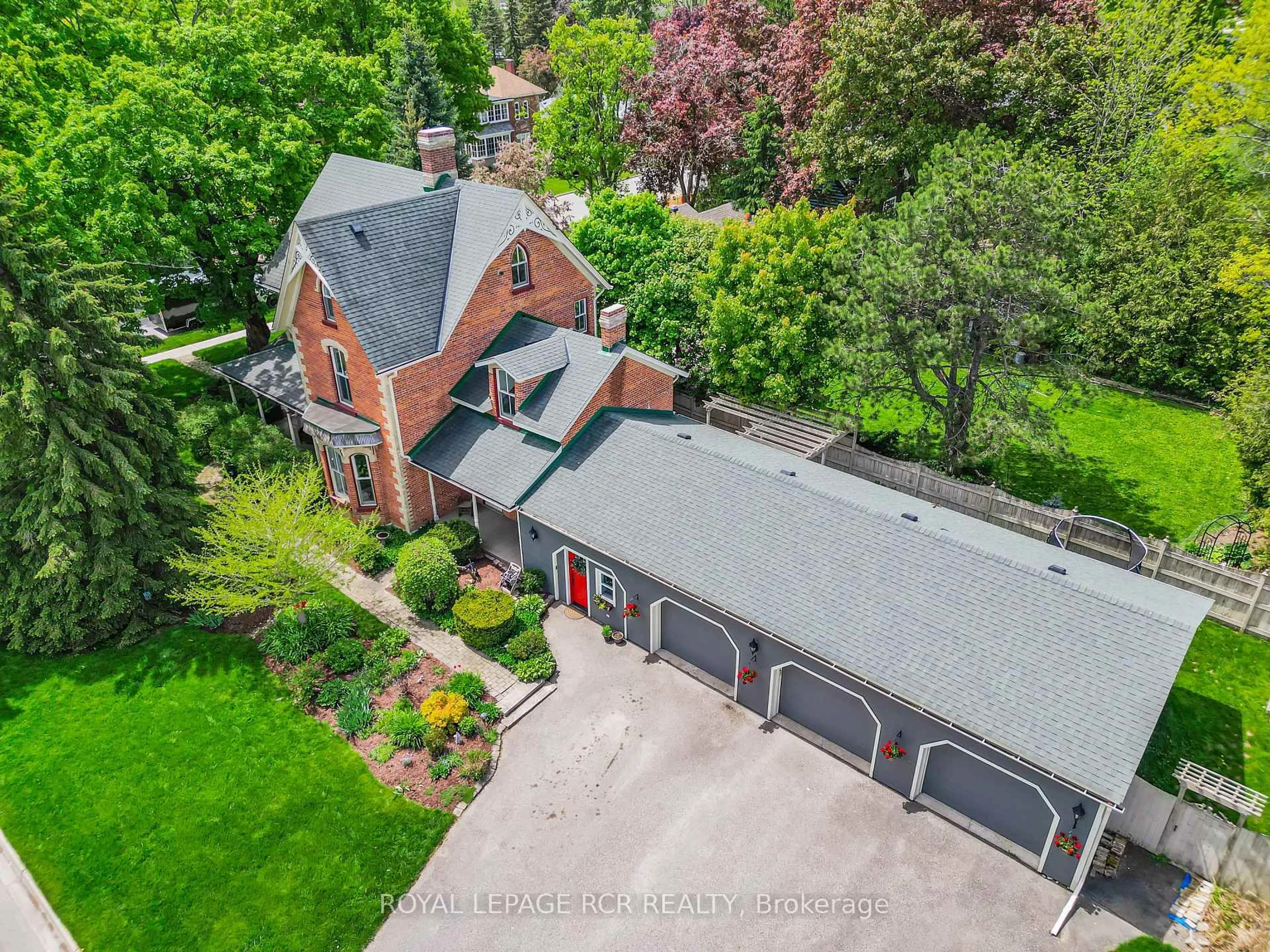 A pic from outside/outdoor area/front of a property/back of a property/a pic from drone, street for 67 Zina St, Orangeville Ontario L9W 1E6