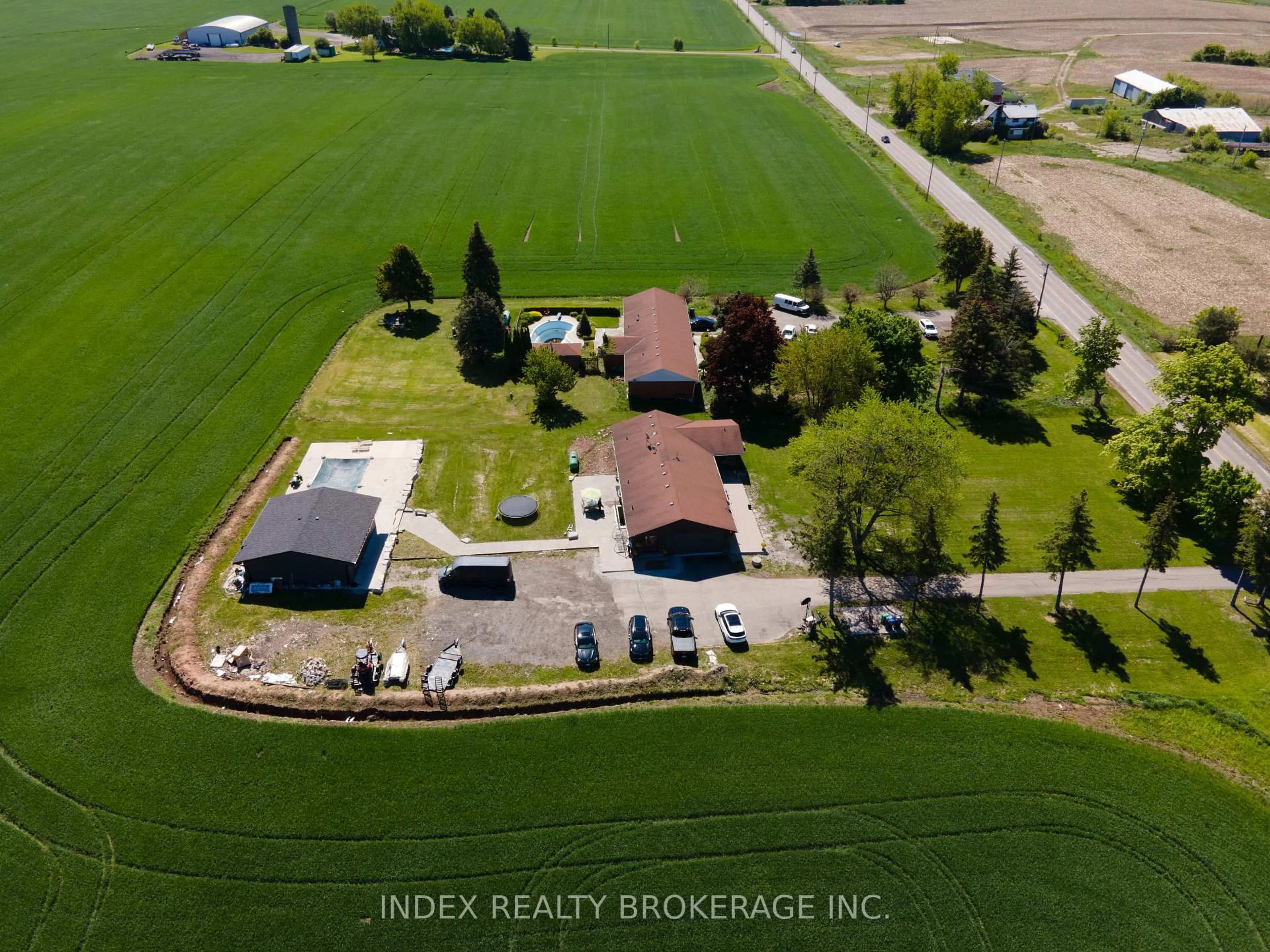 A pic from outside/outdoor area/front of a property/back of a property/a pic from drone, unknown for 9799 Heritage Rd, Brampton Ontario L6X 0C6
