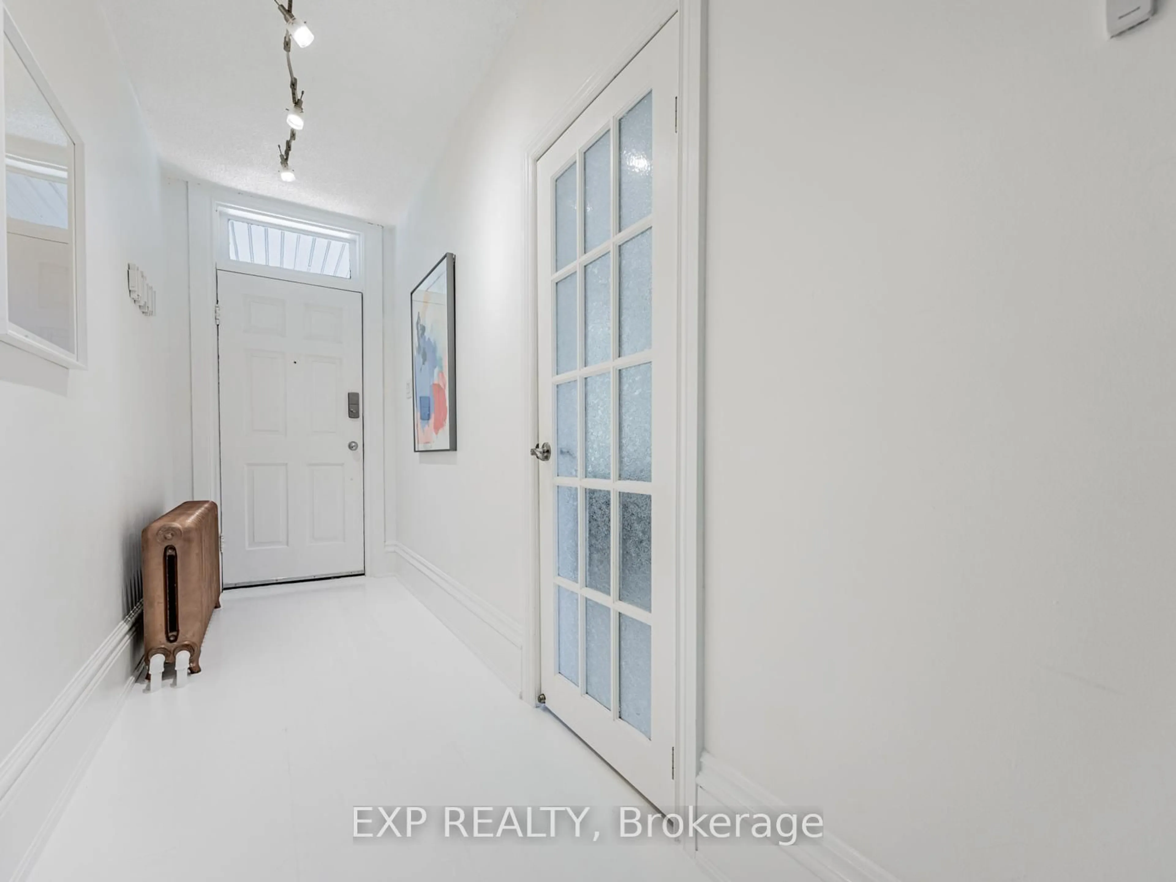 Indoor entryway for 230 Campbell Ave, Toronto Ontario M6P 3V4