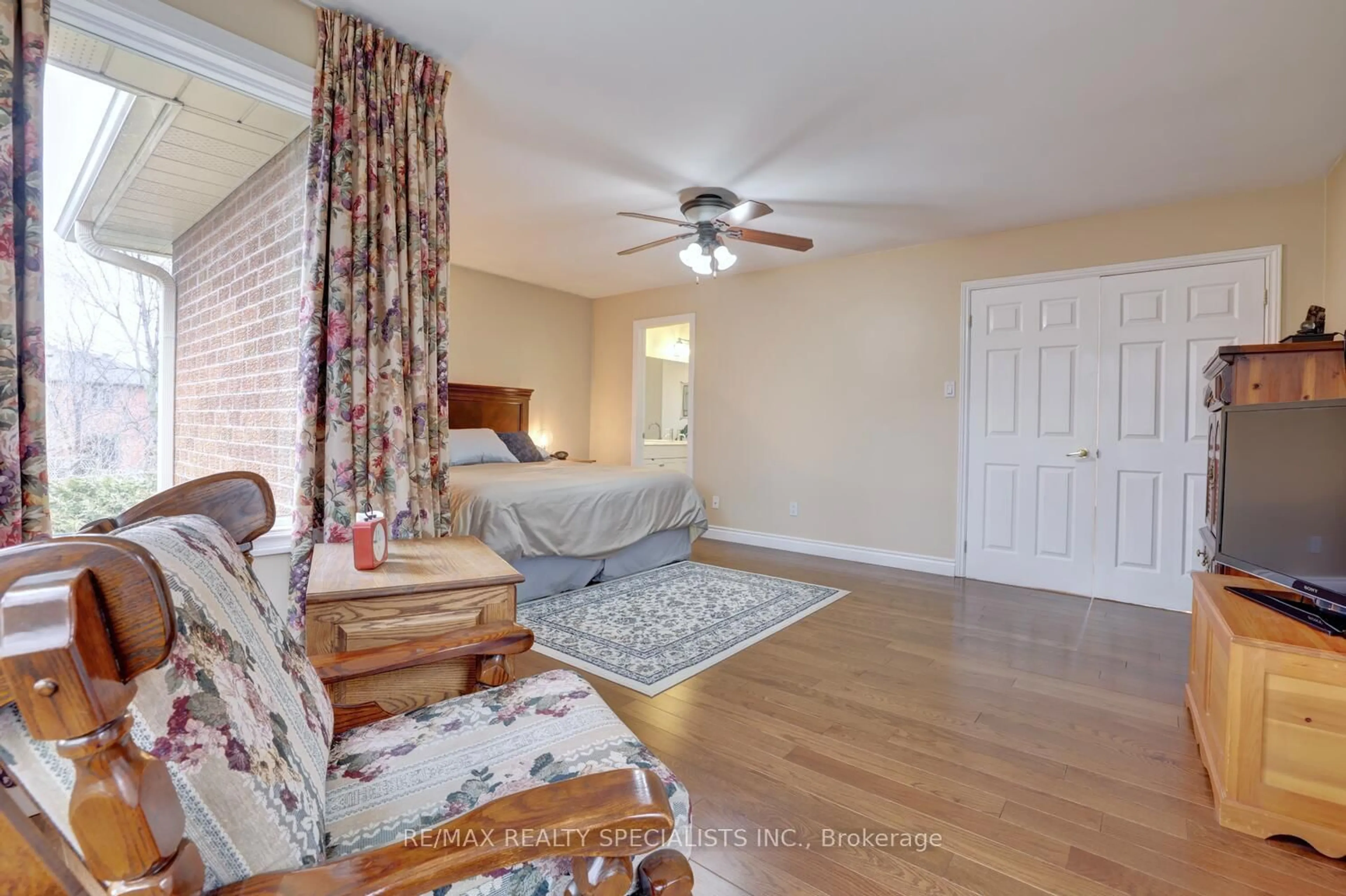 Living room with furniture, unknown for 2158 Robin Dr, Mississauga Ontario L5K 1S6