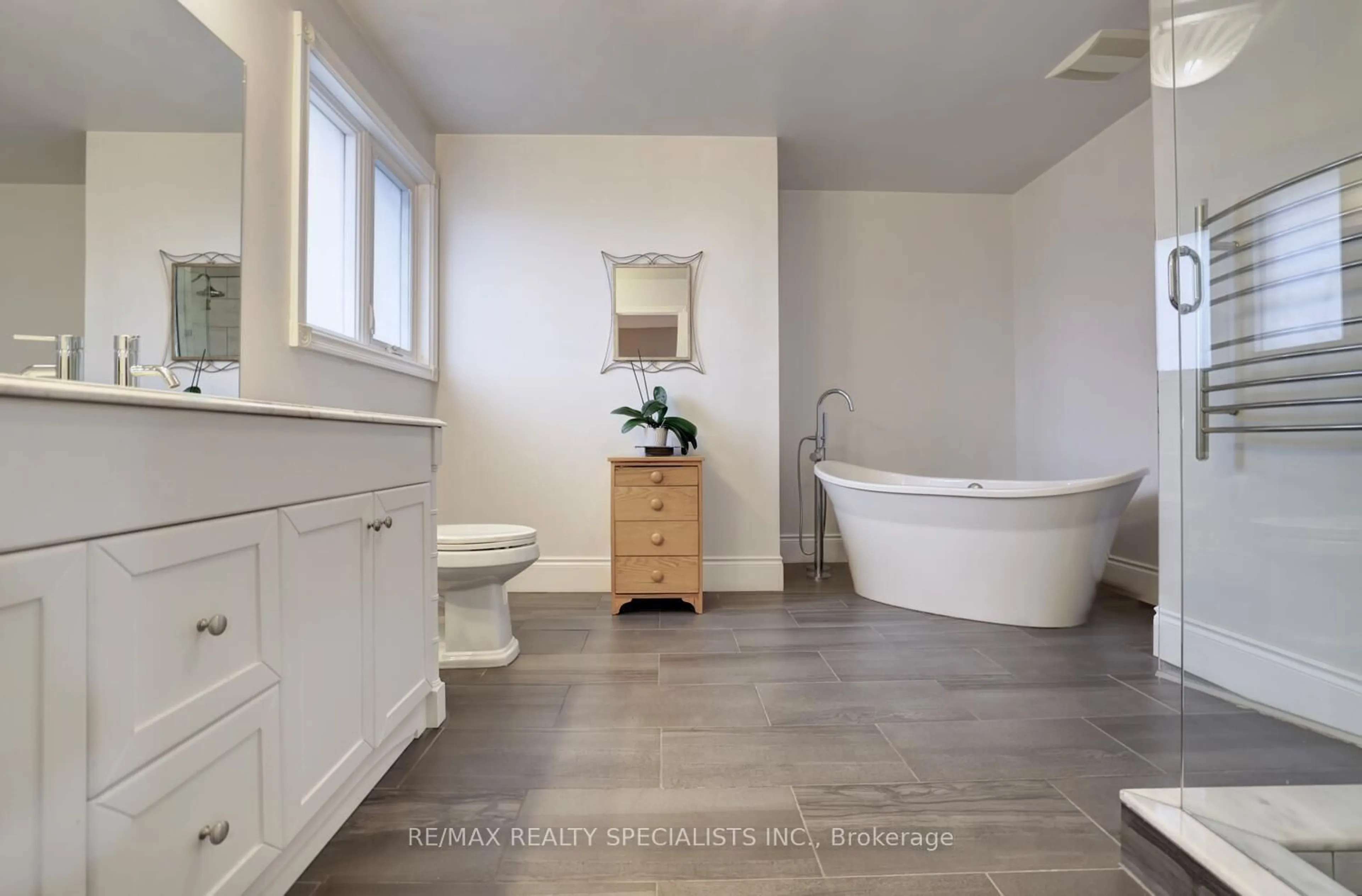 Contemporary bathroom, ceramic/tile floor for 2158 Robin Dr, Mississauga Ontario L5K 1S6