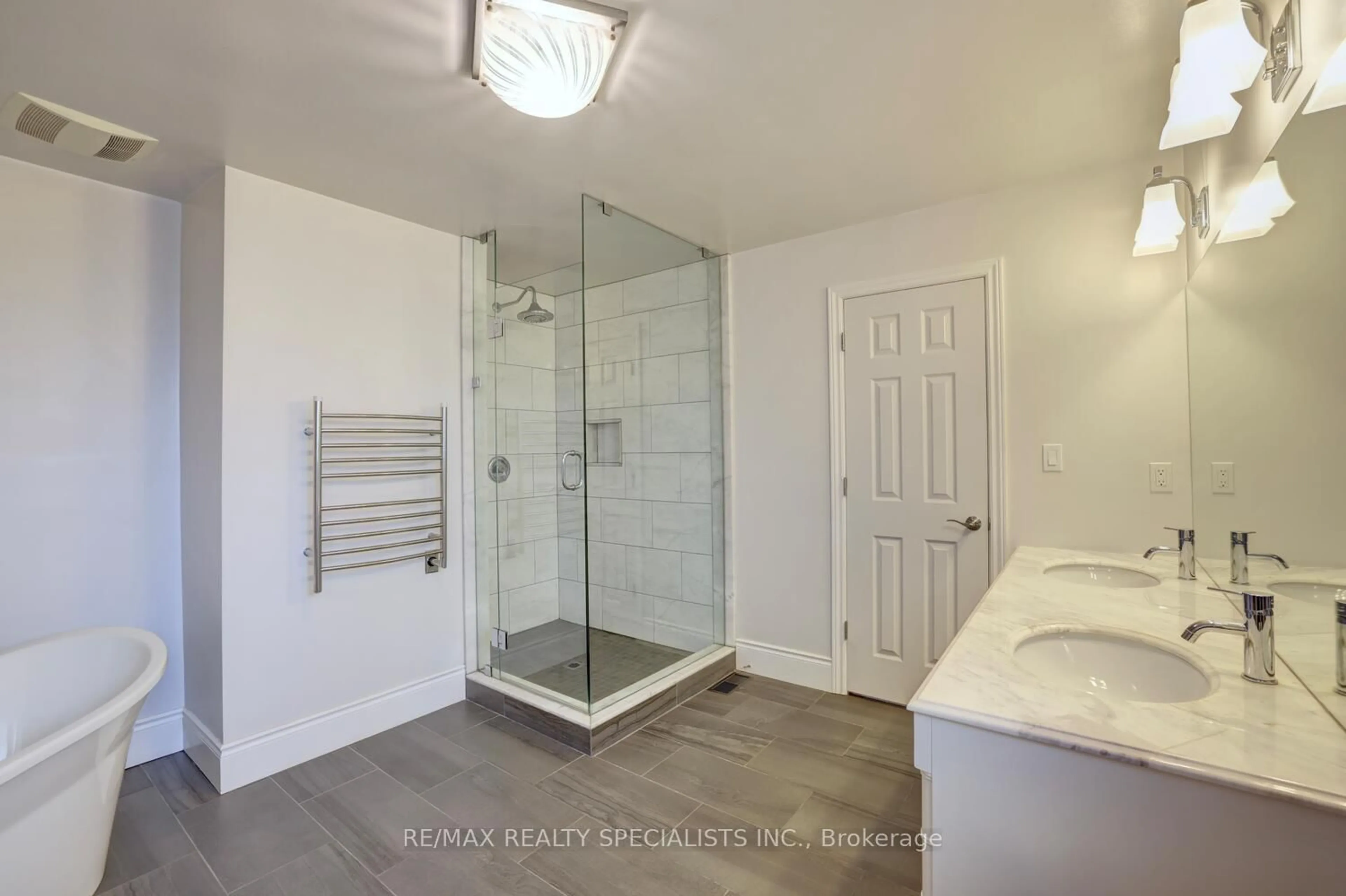 Contemporary bathroom, ceramic/tile floor for 2158 Robin Dr, Mississauga Ontario L5K 1S6