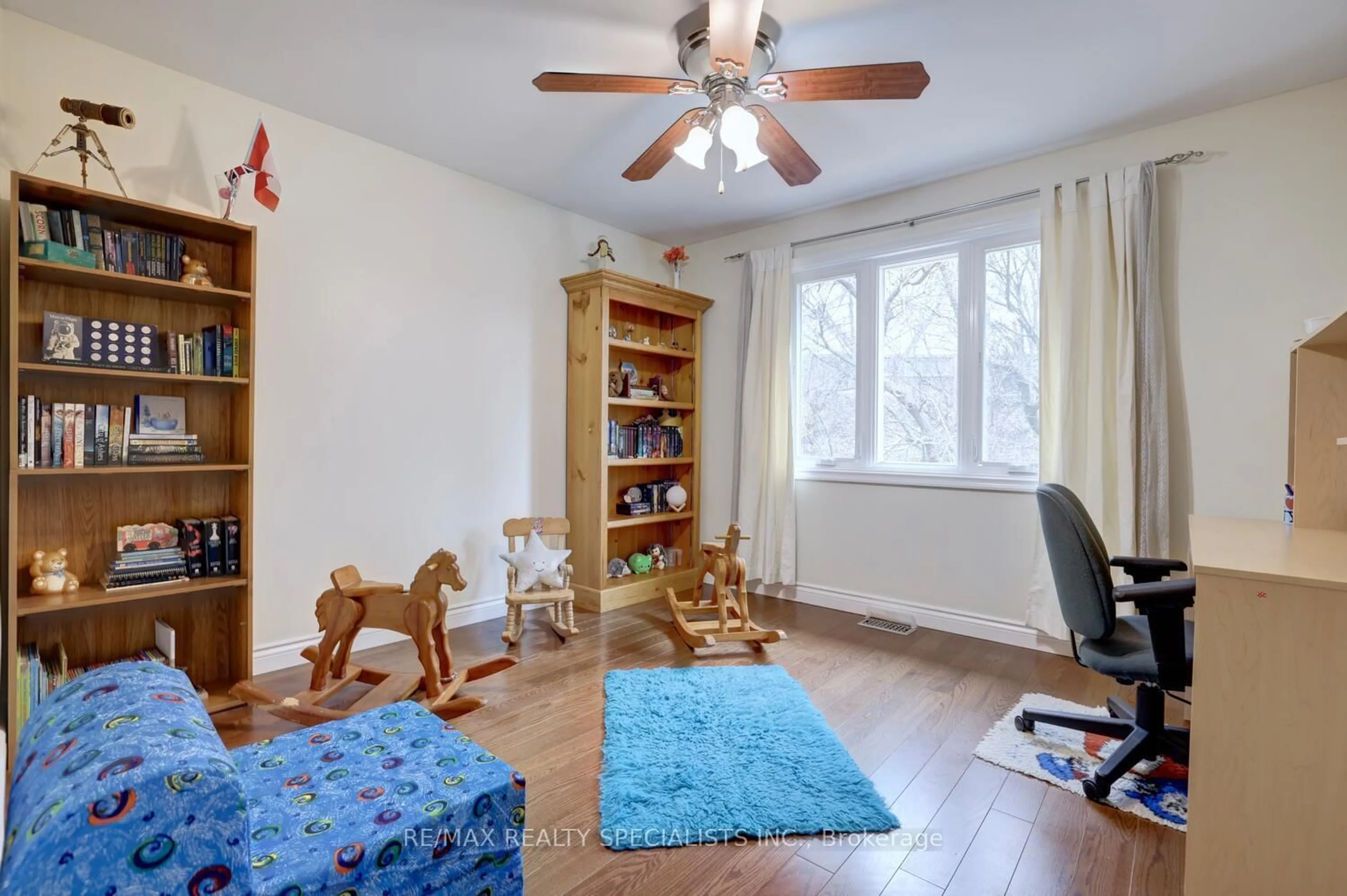 A pic of a room for 2158 Robin Dr, Mississauga Ontario L5K 1S6