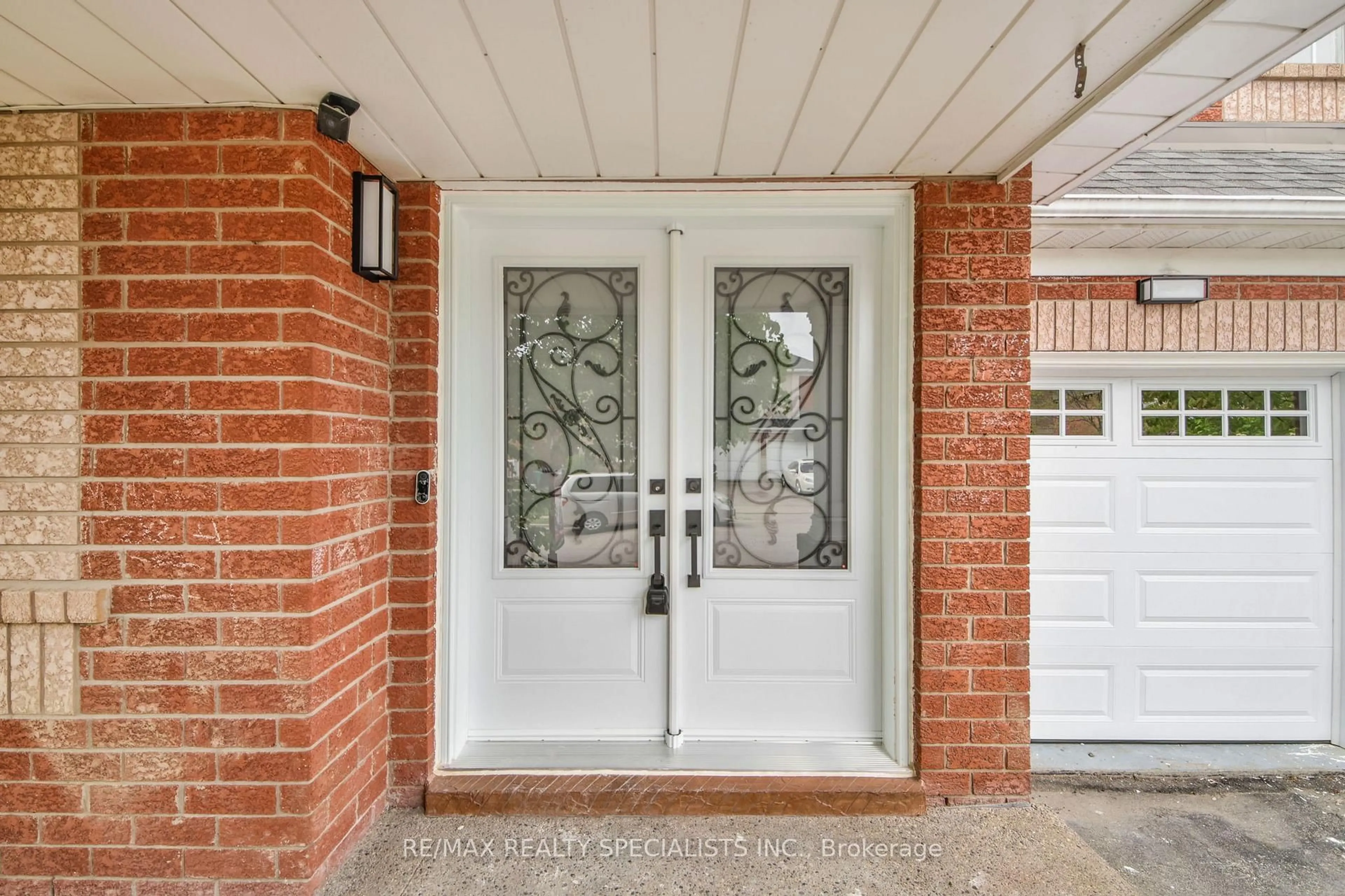 Indoor entryway for 6 Meadow Glade Rd, Brampton Ontario L6R 1Z7
