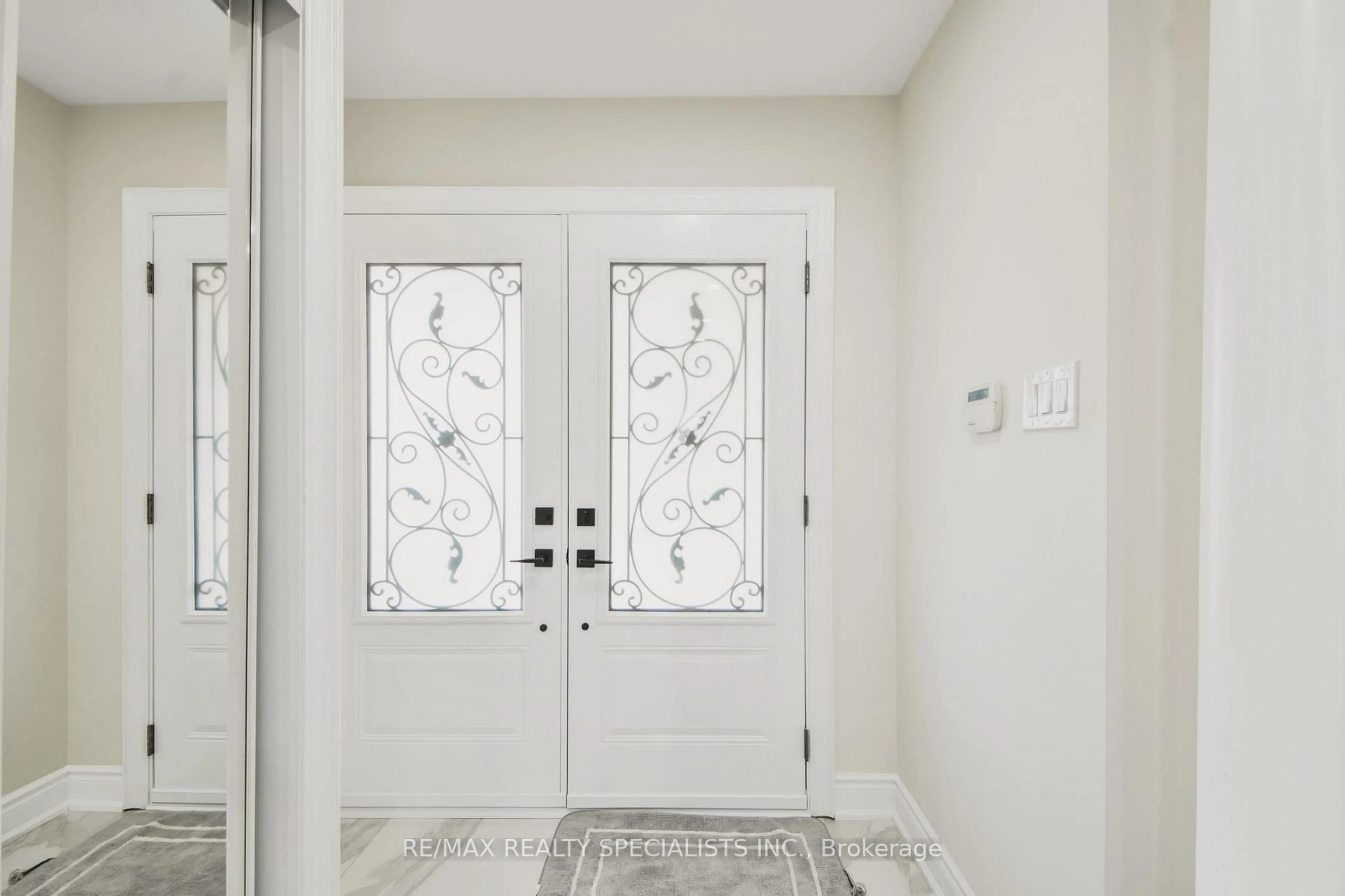 Indoor entryway for 6 Meadow Glade Rd, Brampton Ontario L6R 1Z7