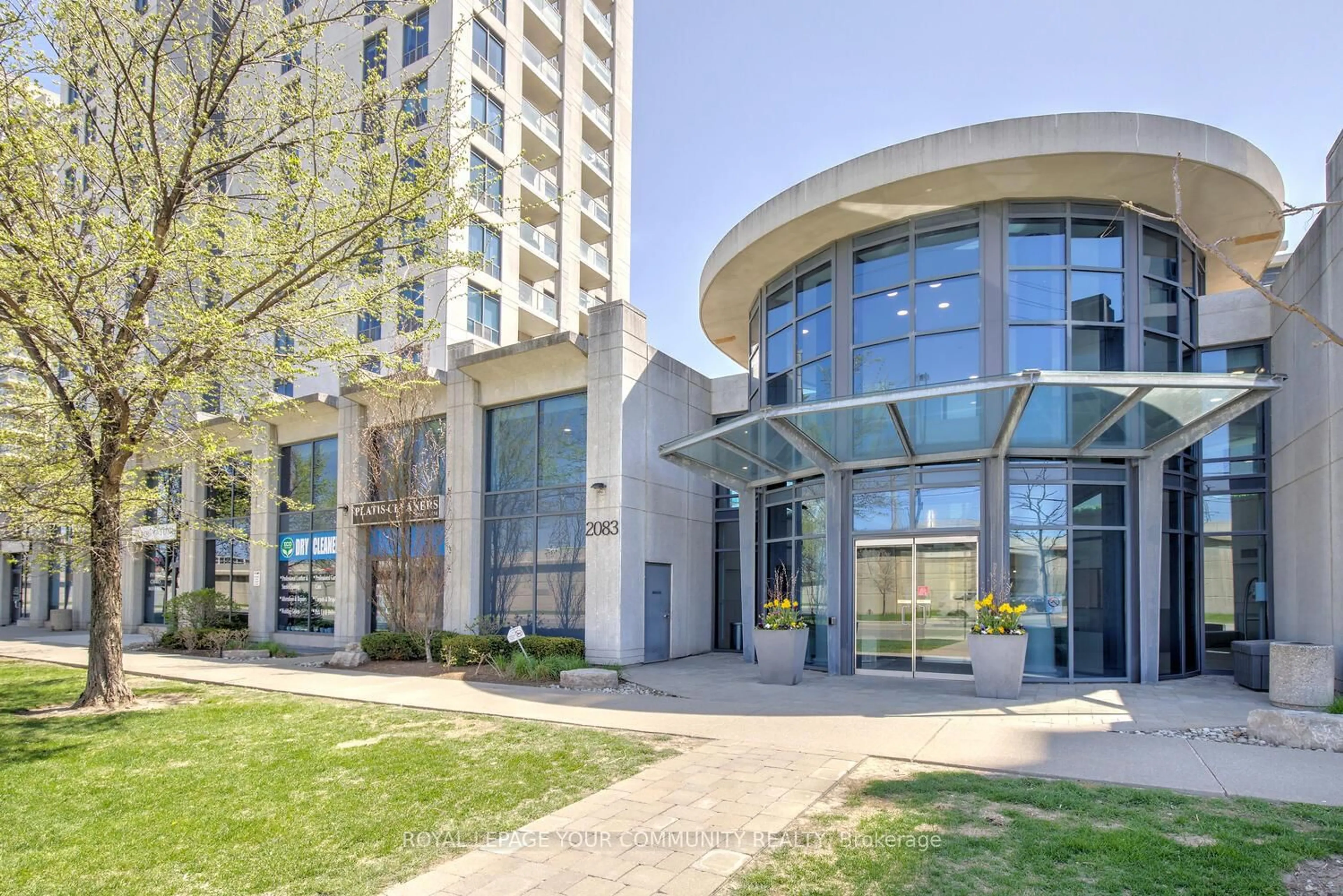 Indoor foyer for 2083 Lake Shore Blvd #909, Toronto Ontario M8V 4G2