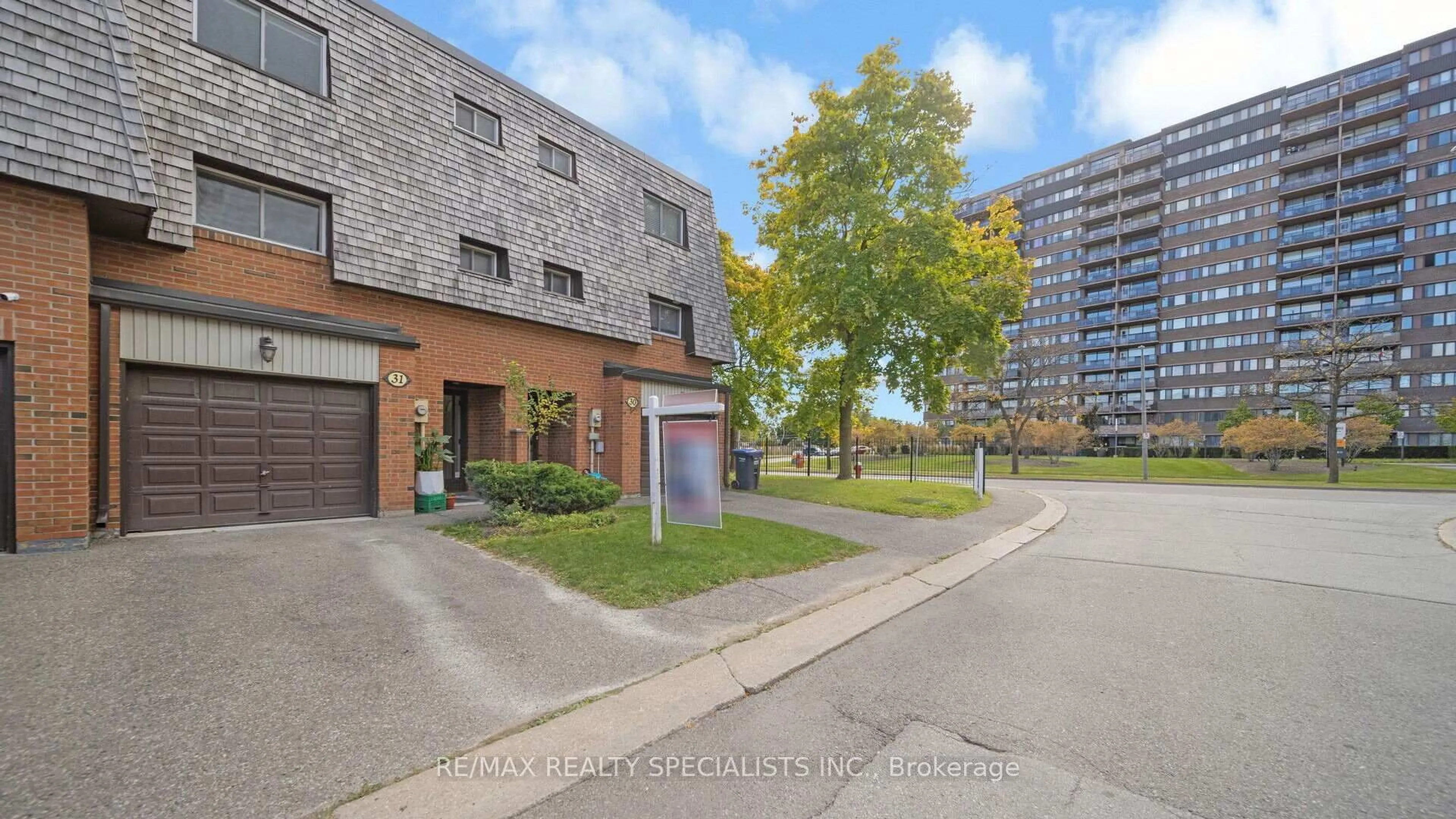 A pic from outside/outdoor area/front of a property/back of a property/a pic from drone, street for 31 Briar Path, Brampton Ontario L6T 2A3