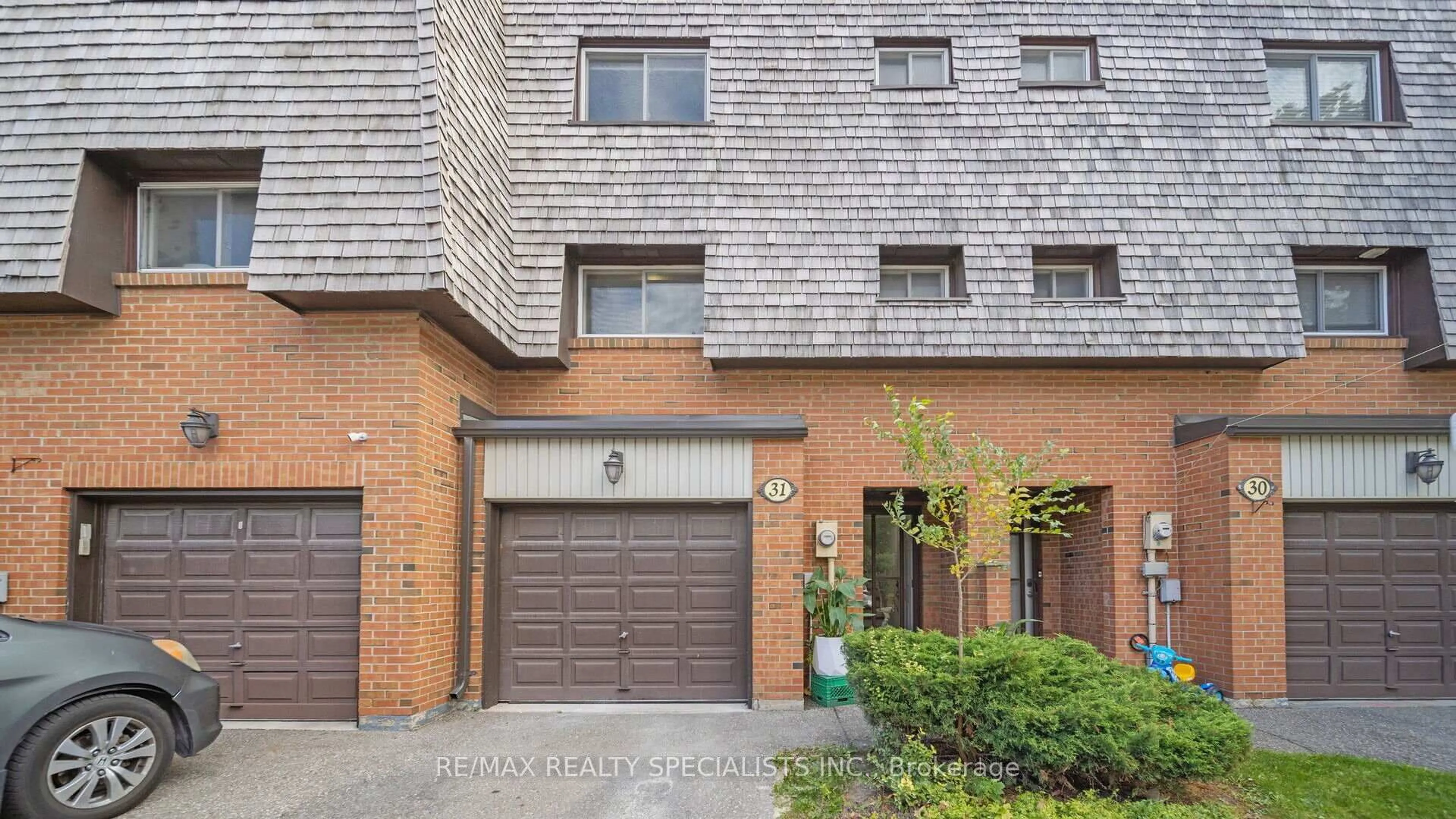 Home with brick exterior material, street for 31 Briar Path, Brampton Ontario L6T 2A3