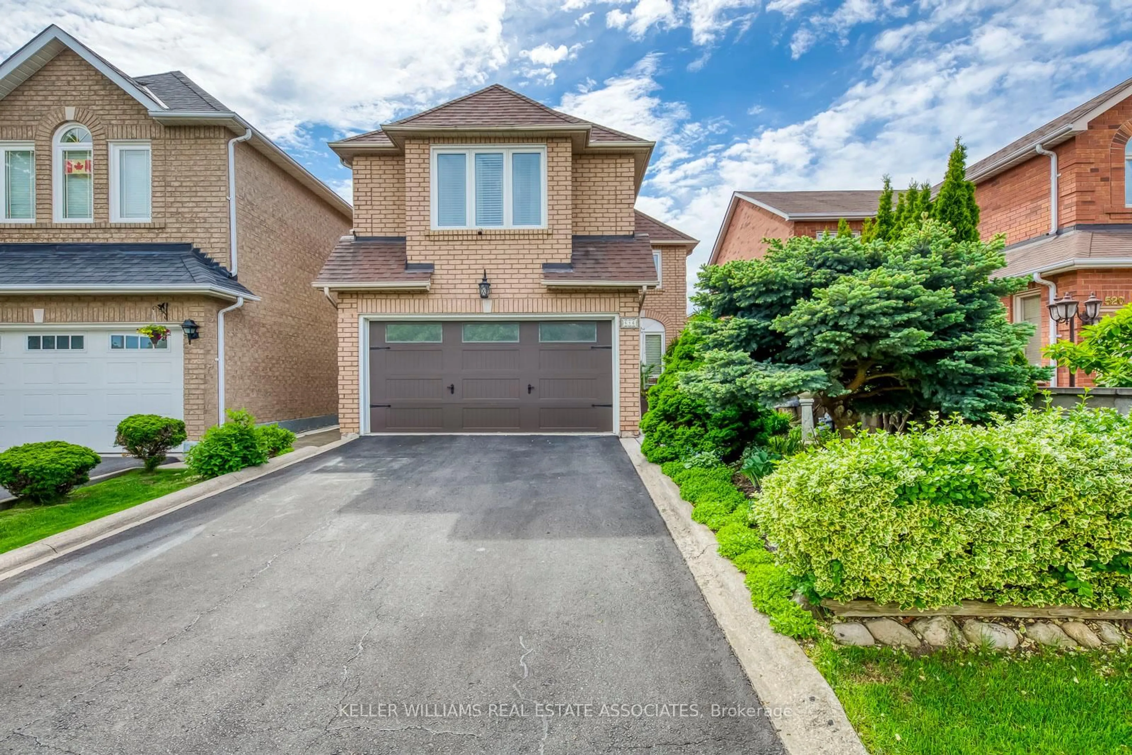 A pic from outside/outdoor area/front of a property/back of a property/a pic from drone, street for 516 Ravenstone Crt, Mississauga Ontario L5R 3J4