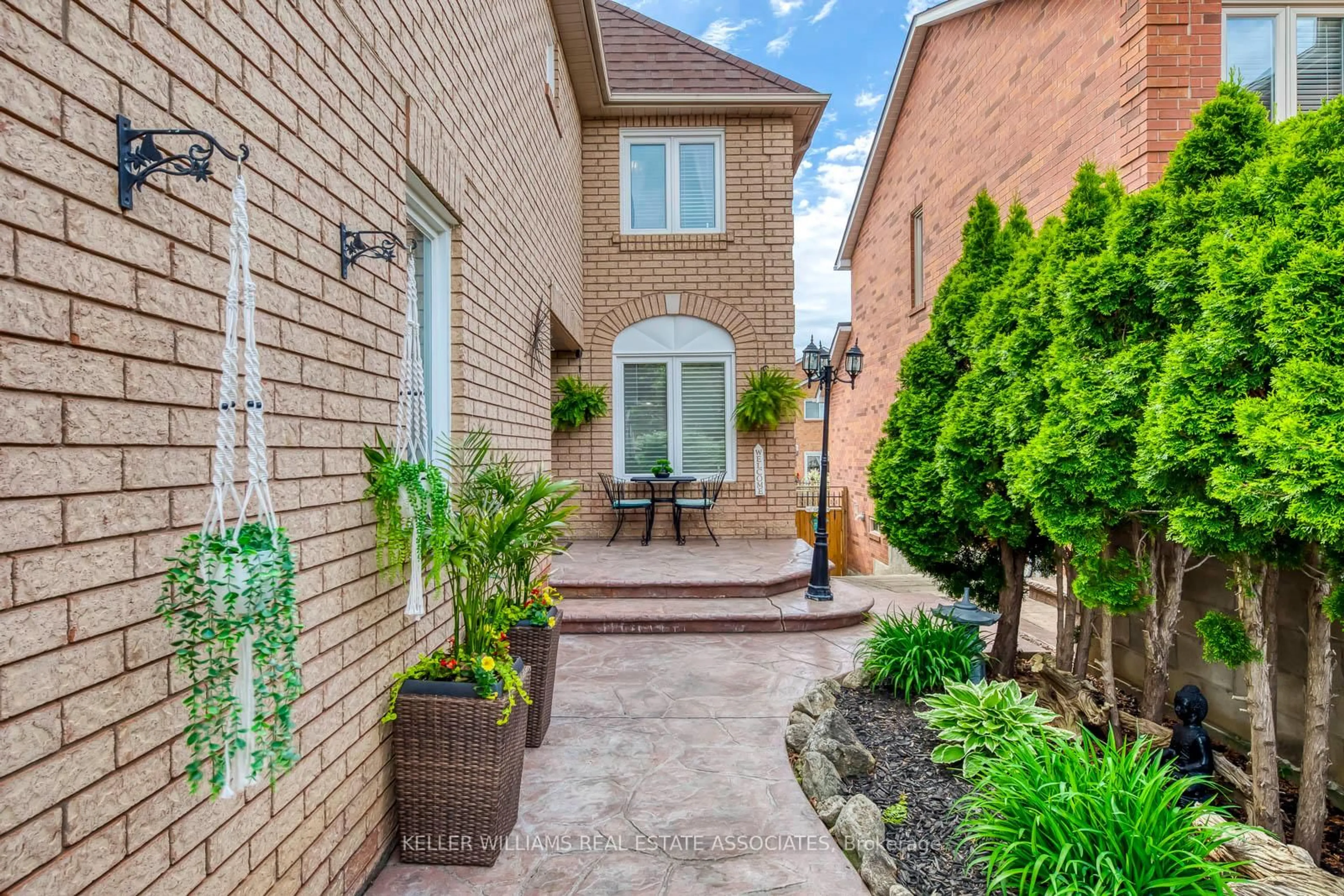 Home with brick exterior material, street for 516 Ravenstone Crt, Mississauga Ontario L5R 3J4