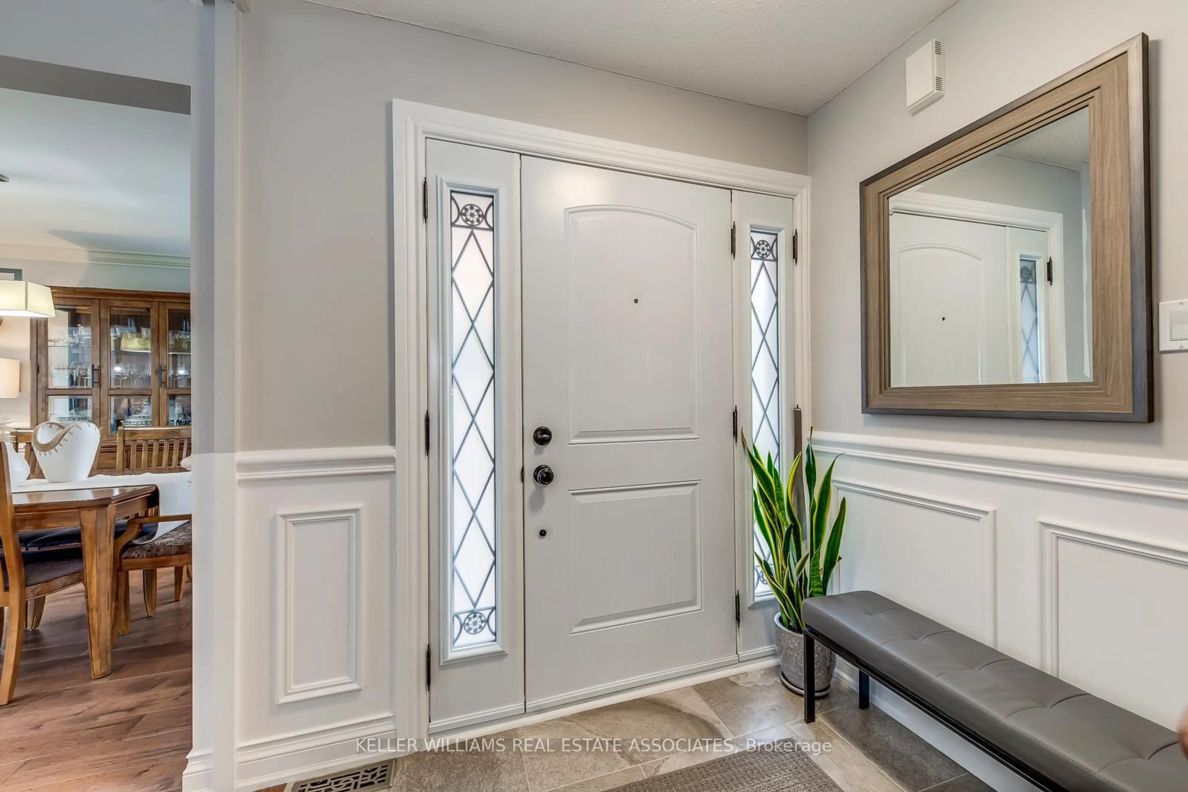 Indoor entryway for 516 Ravenstone Crt, Mississauga Ontario L5R 3J4