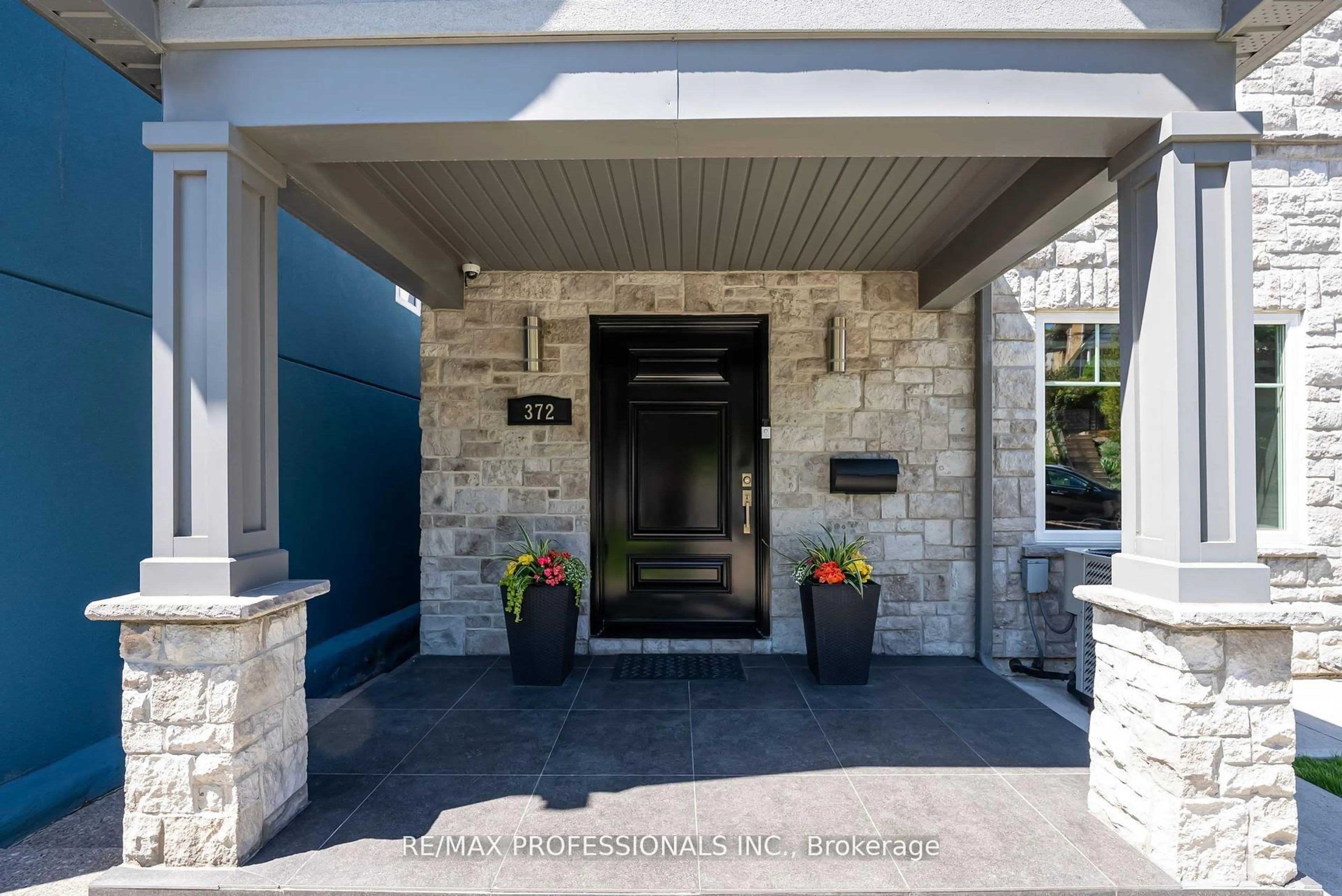 Indoor entryway for 372 Silverthorn Ave, Toronto Ontario M6M 3G9
