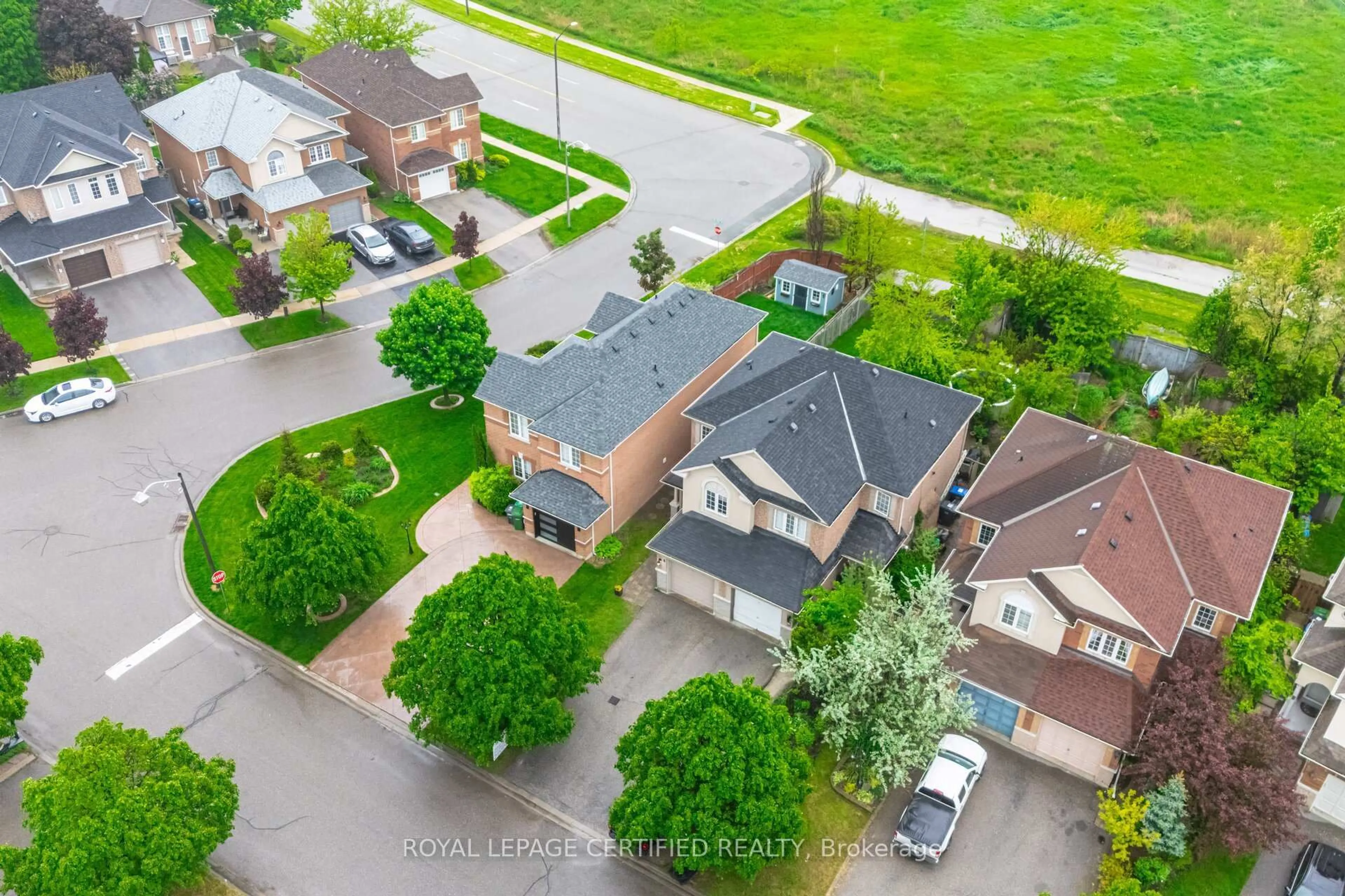 A pic from outside/outdoor area/front of a property/back of a property/a pic from drone, street for 4 Hesketh Crt, Caledon Ontario L7C 1C7
