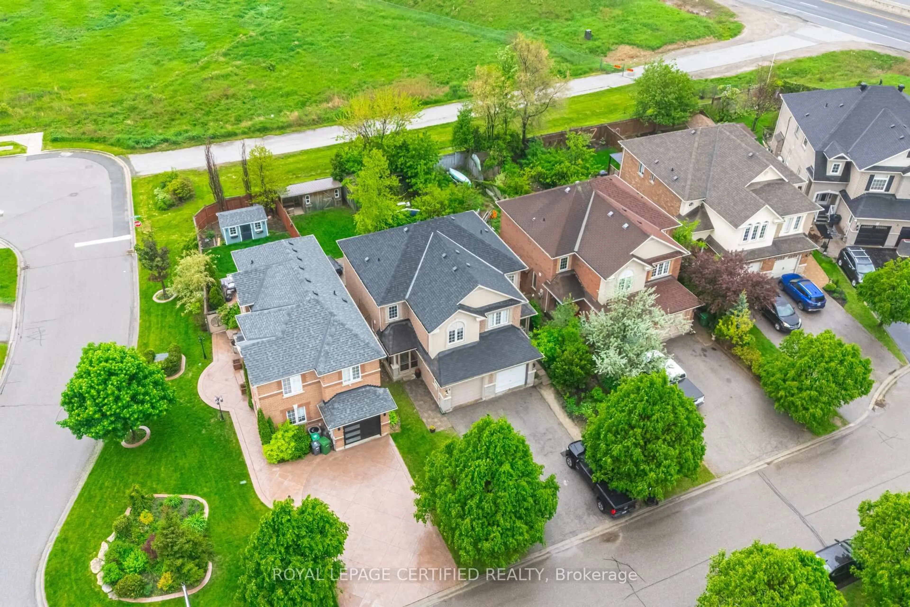 A pic from outside/outdoor area/front of a property/back of a property/a pic from drone, street for 4 Hesketh Crt, Caledon Ontario L7C 1C7