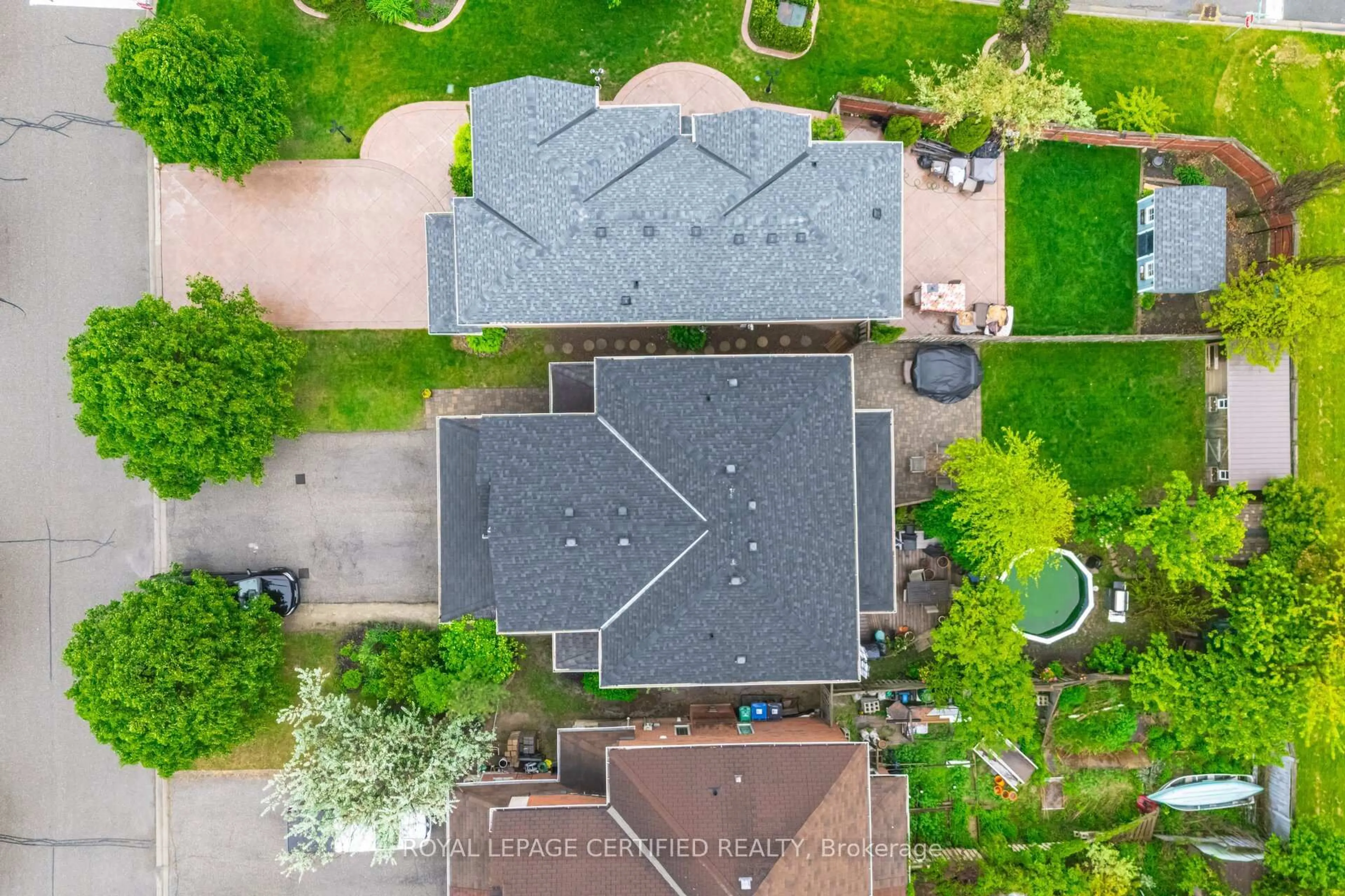 A pic from outside/outdoor area/front of a property/back of a property/a pic from drone, street for 4 Hesketh Crt, Caledon Ontario L7C 1C7