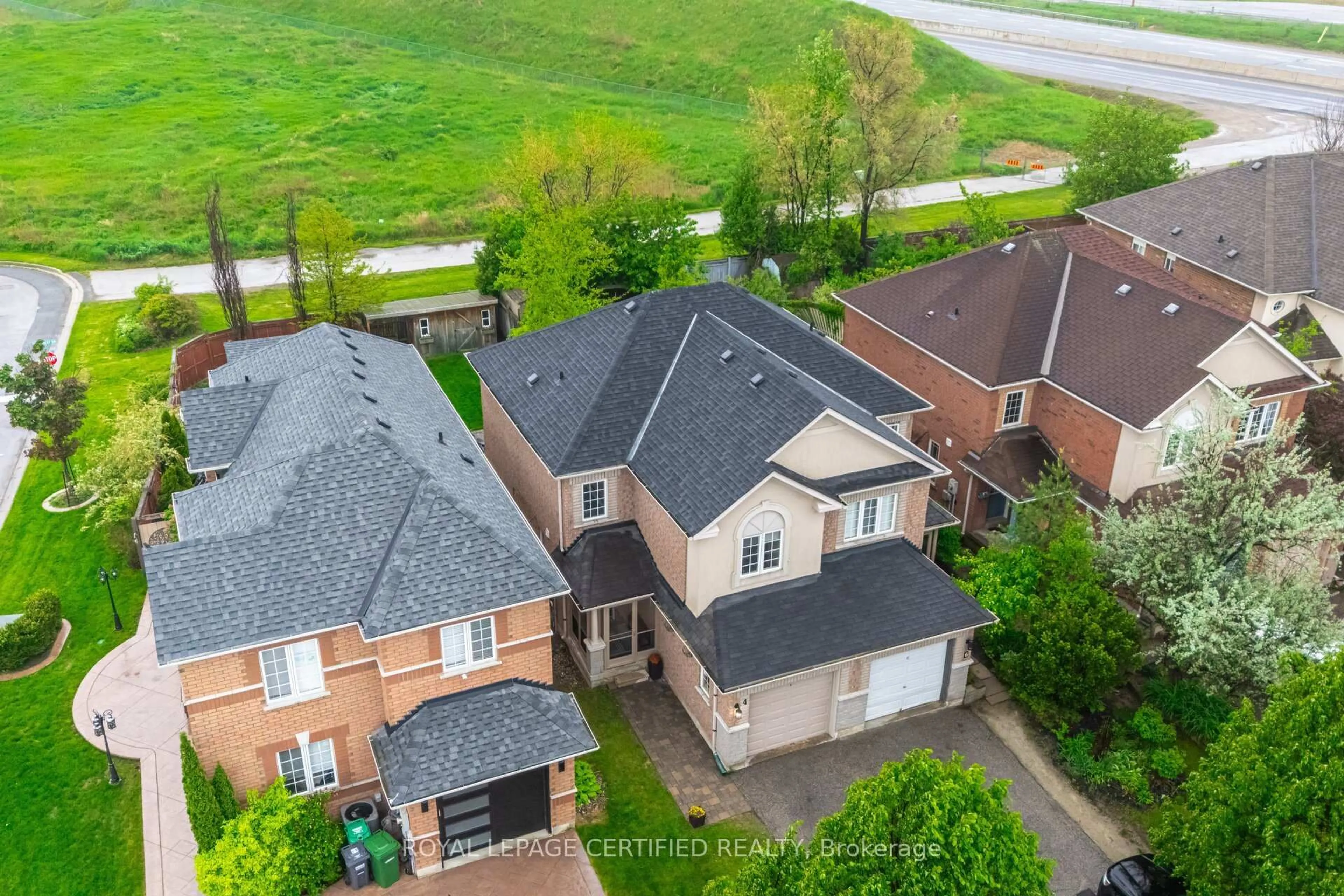 A pic from outside/outdoor area/front of a property/back of a property/a pic from drone, street for 4 Hesketh Crt, Caledon Ontario L7C 1C7