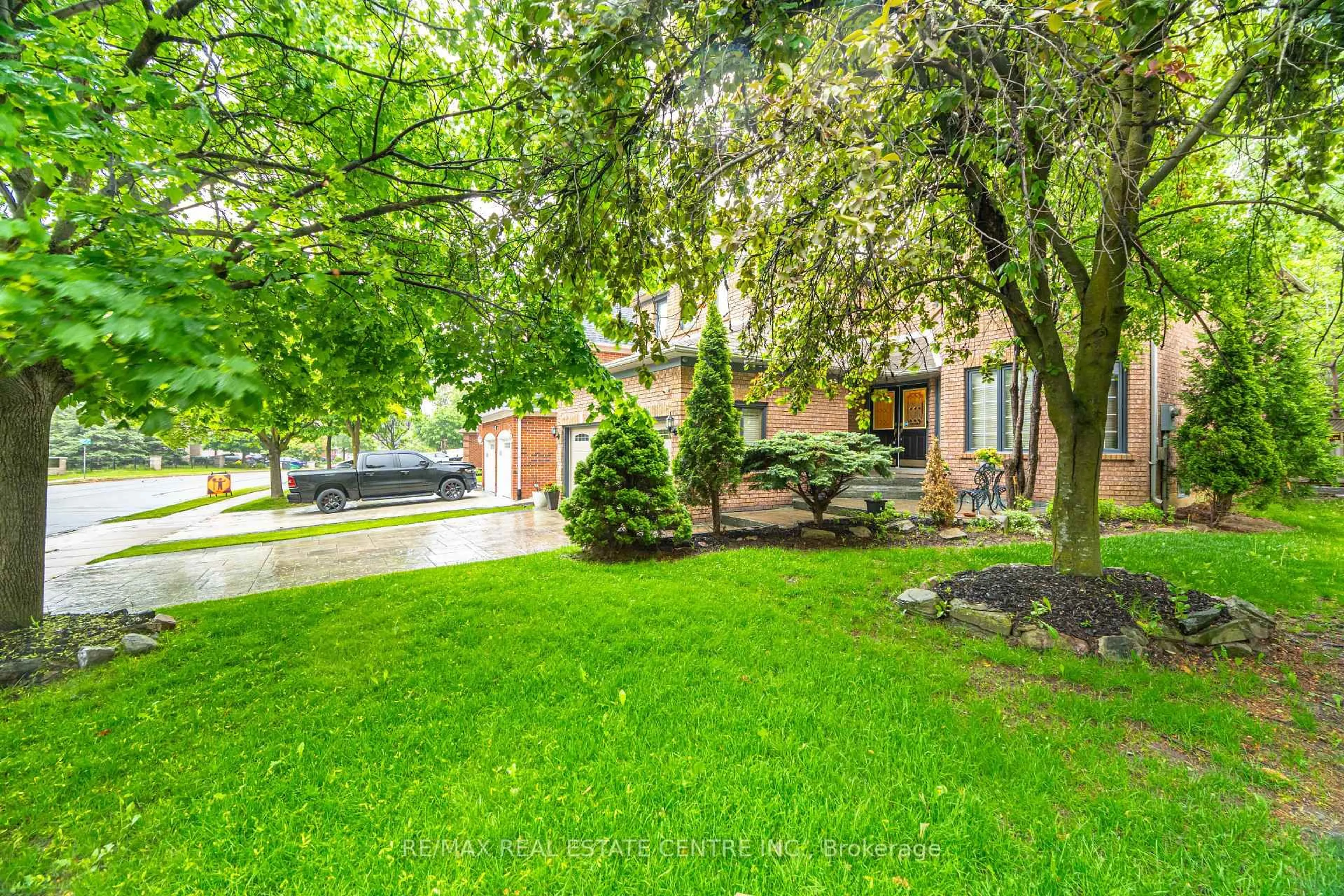 Patio, street for 126 Eagleridge Dr, Brampton Ontario L6R 1E3