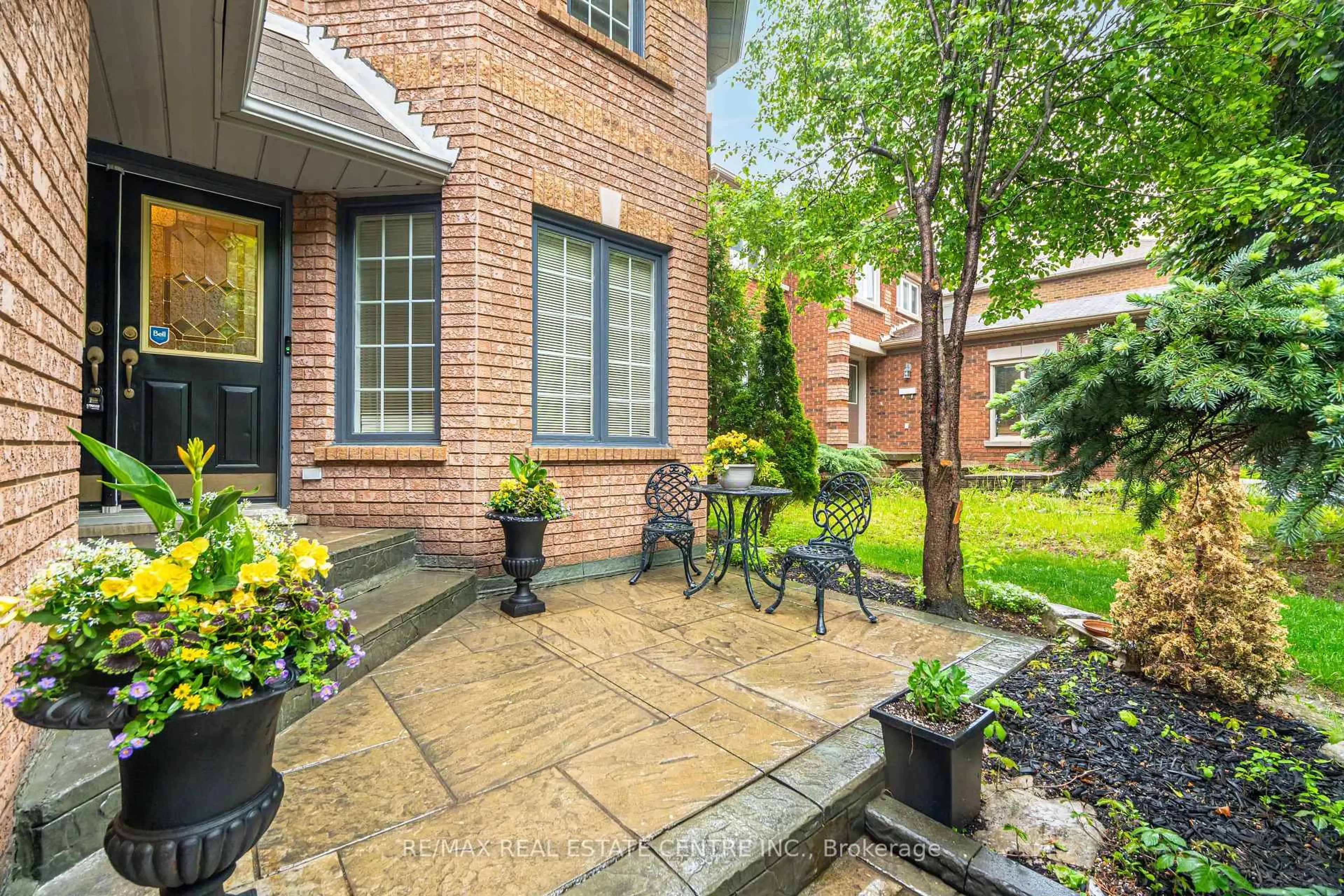 Patio, street for 126 Eagleridge Dr, Brampton Ontario L6R 1E3