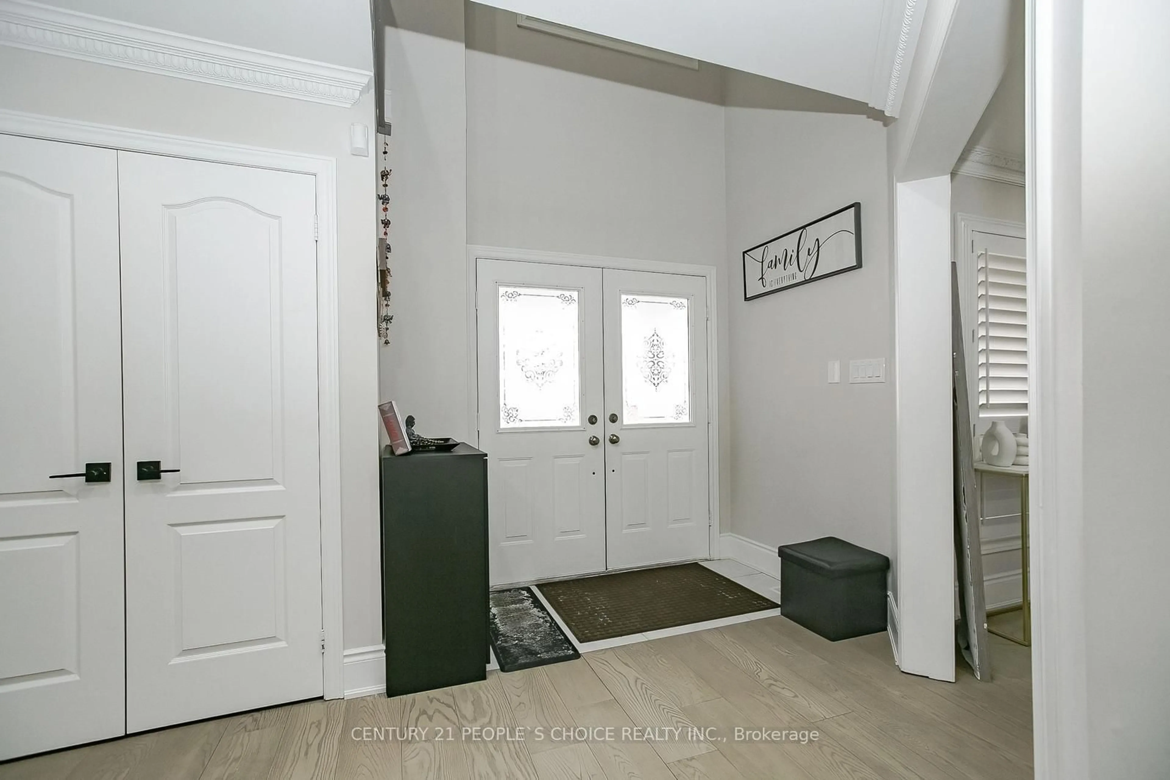 Indoor entryway for 37 Deerglen Dr, Brampton Ontario L6R 1M3