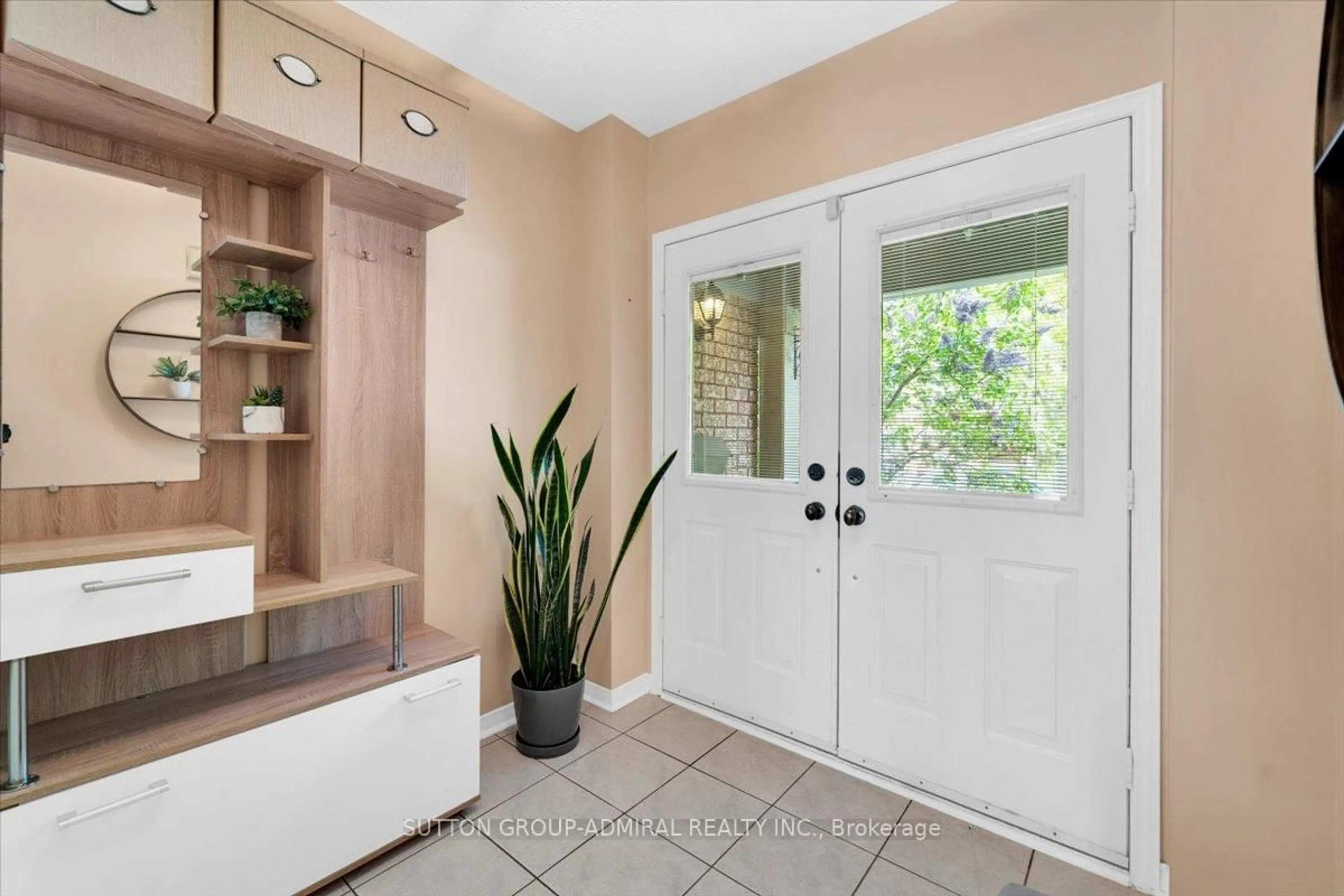 Indoor entryway for 5220 Thornburn Dr, Burlington Ontario L7L 6R4