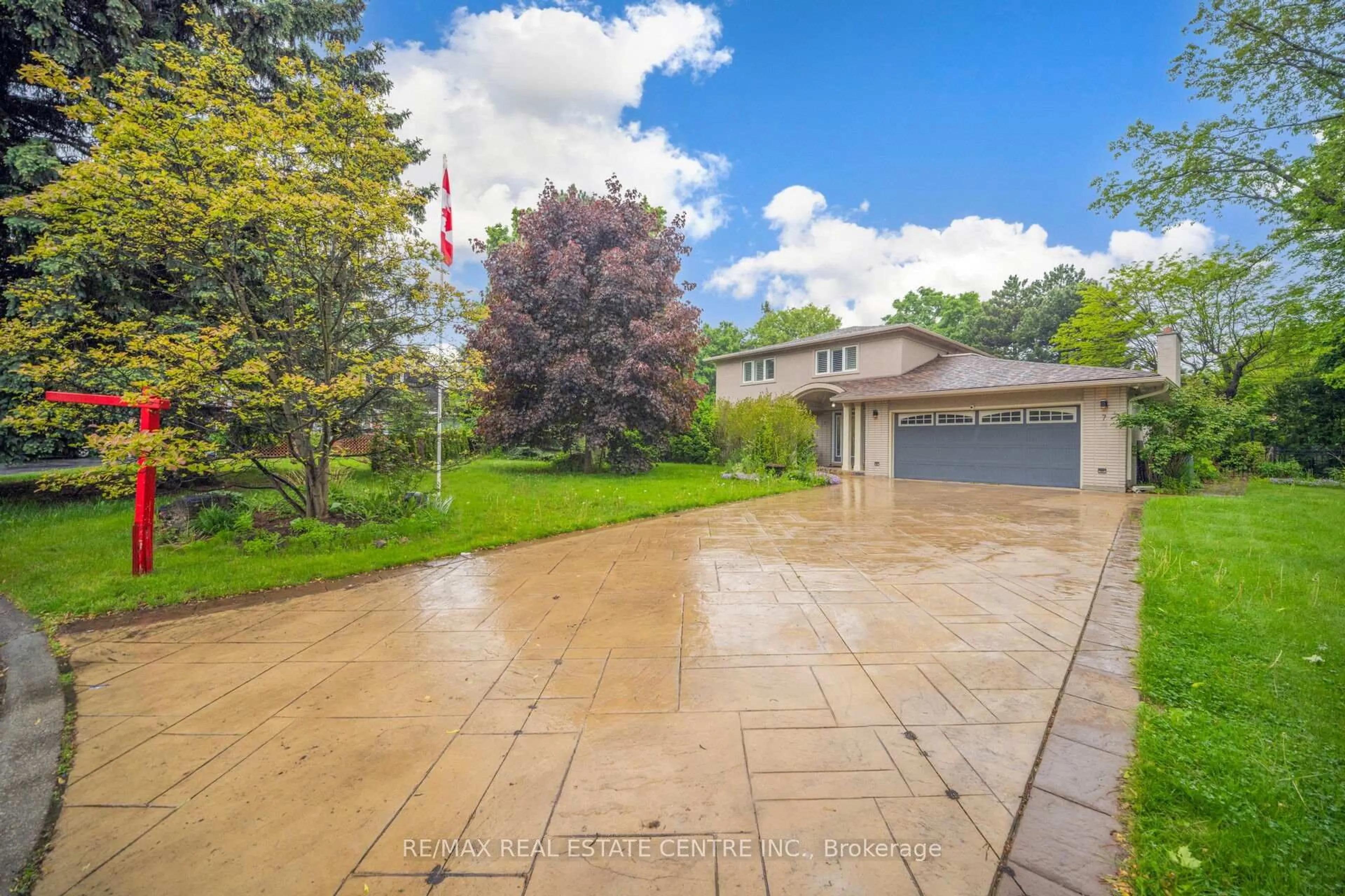 A pic from outside/outdoor area/front of a property/back of a property/a pic from drone, unknown for 7 Heather Pl, Brampton Ontario L6S 1E7