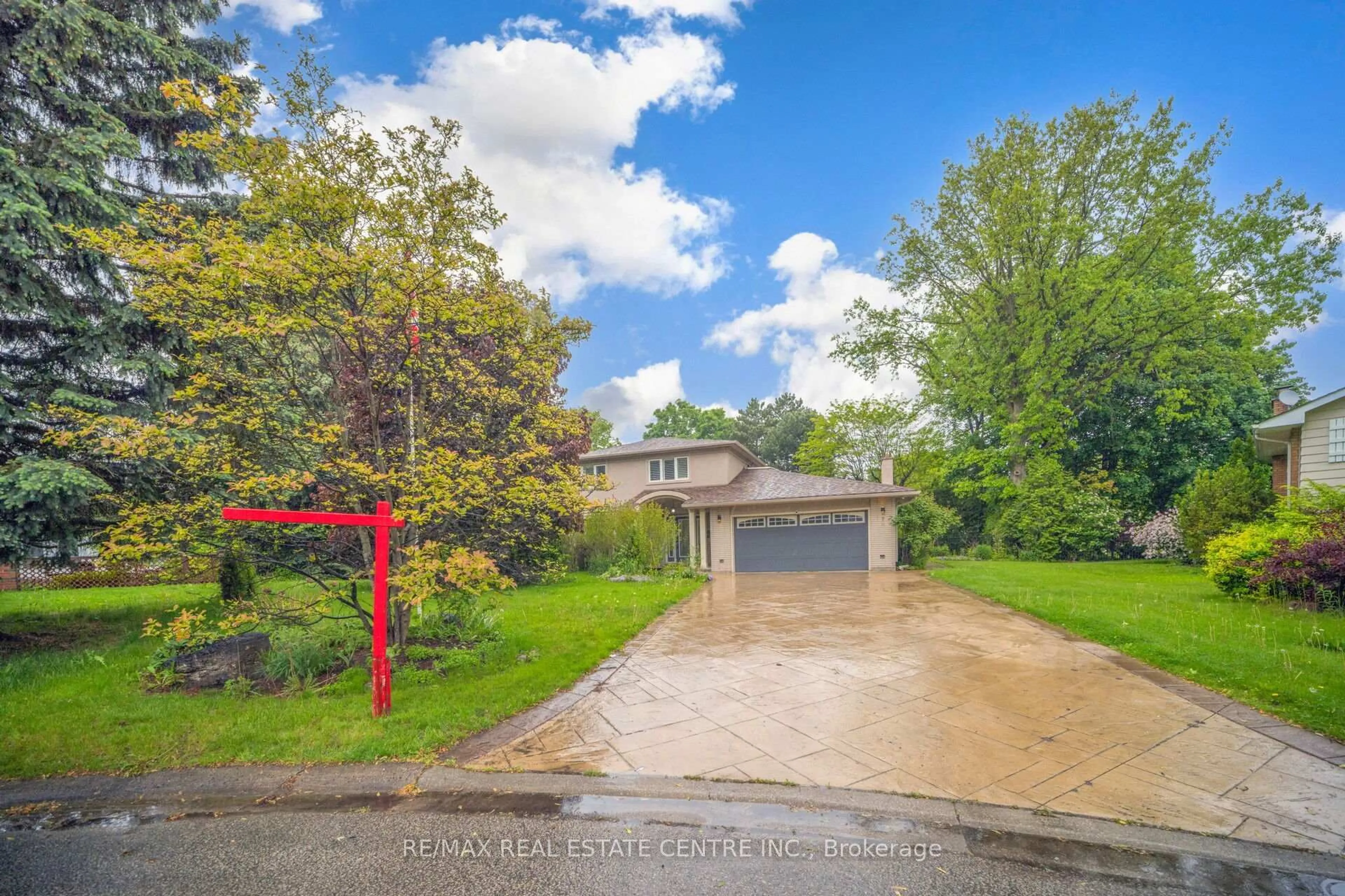 A pic from outside/outdoor area/front of a property/back of a property/a pic from drone, street for 7 Heather Pl, Brampton Ontario L6S 1E7