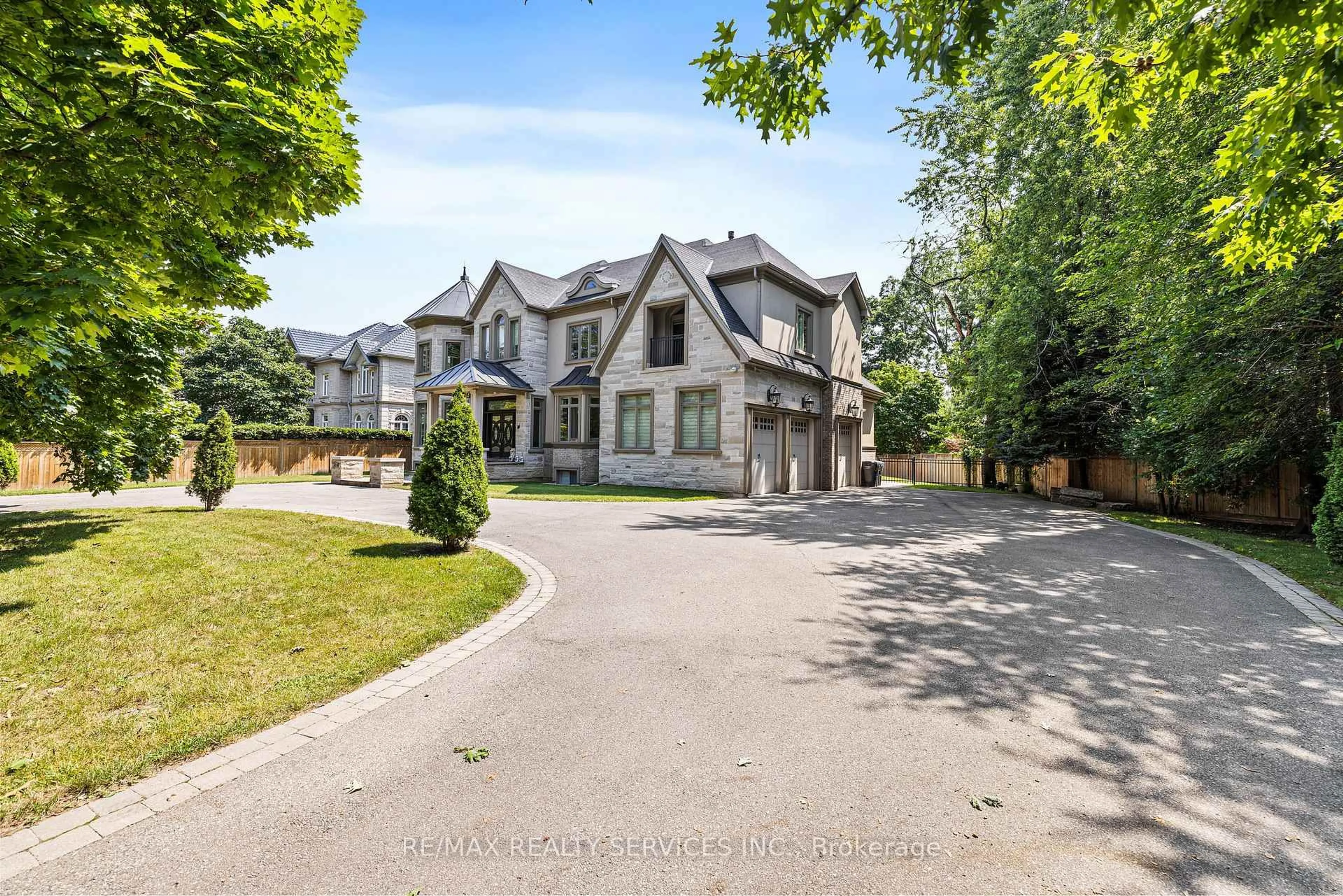 A pic from outside/outdoor area/front of a property/back of a property/a pic from drone, street for 2454 Mississauga Rd, Mississauga Ontario L5H 2L5