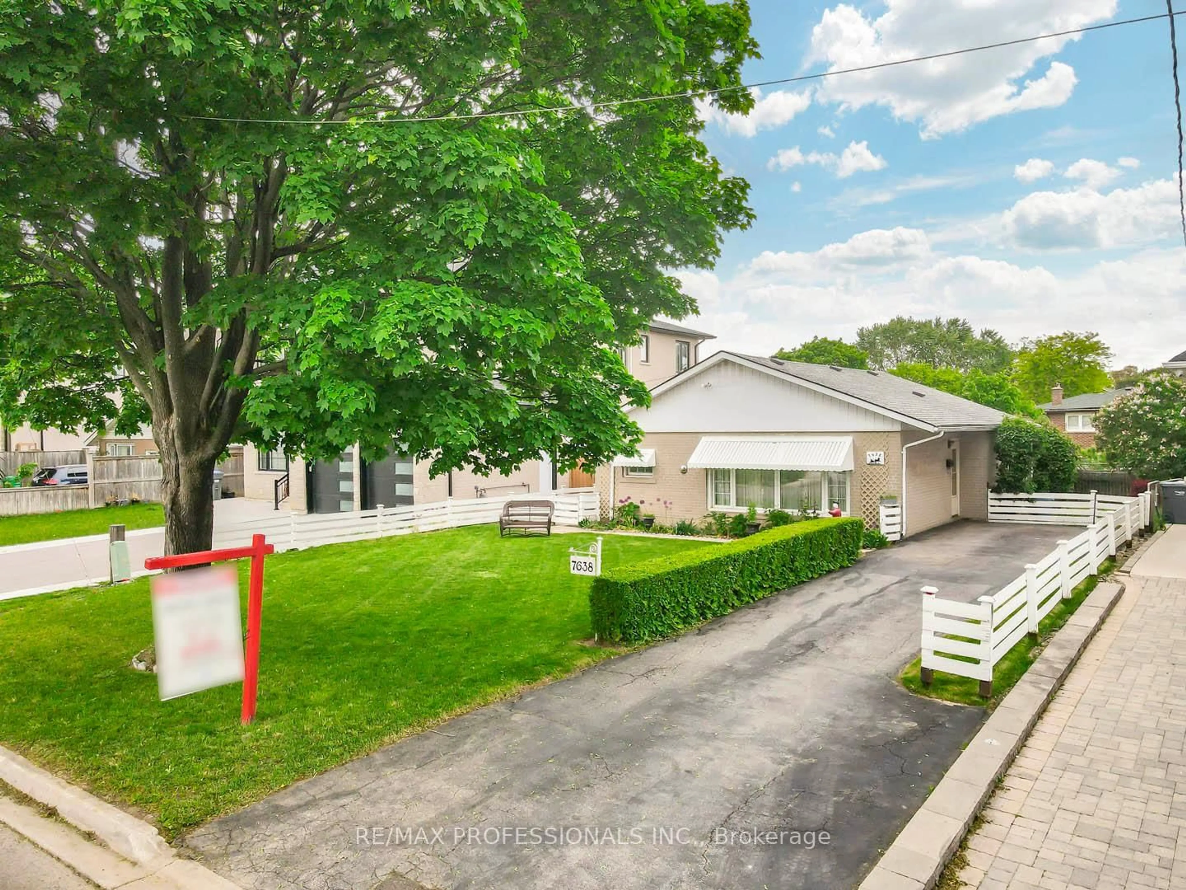 A pic from outside/outdoor area/front of a property/back of a property/a pic from drone, street for 7638 Redstone Rd, Mississauga Ontario L4T 2B9