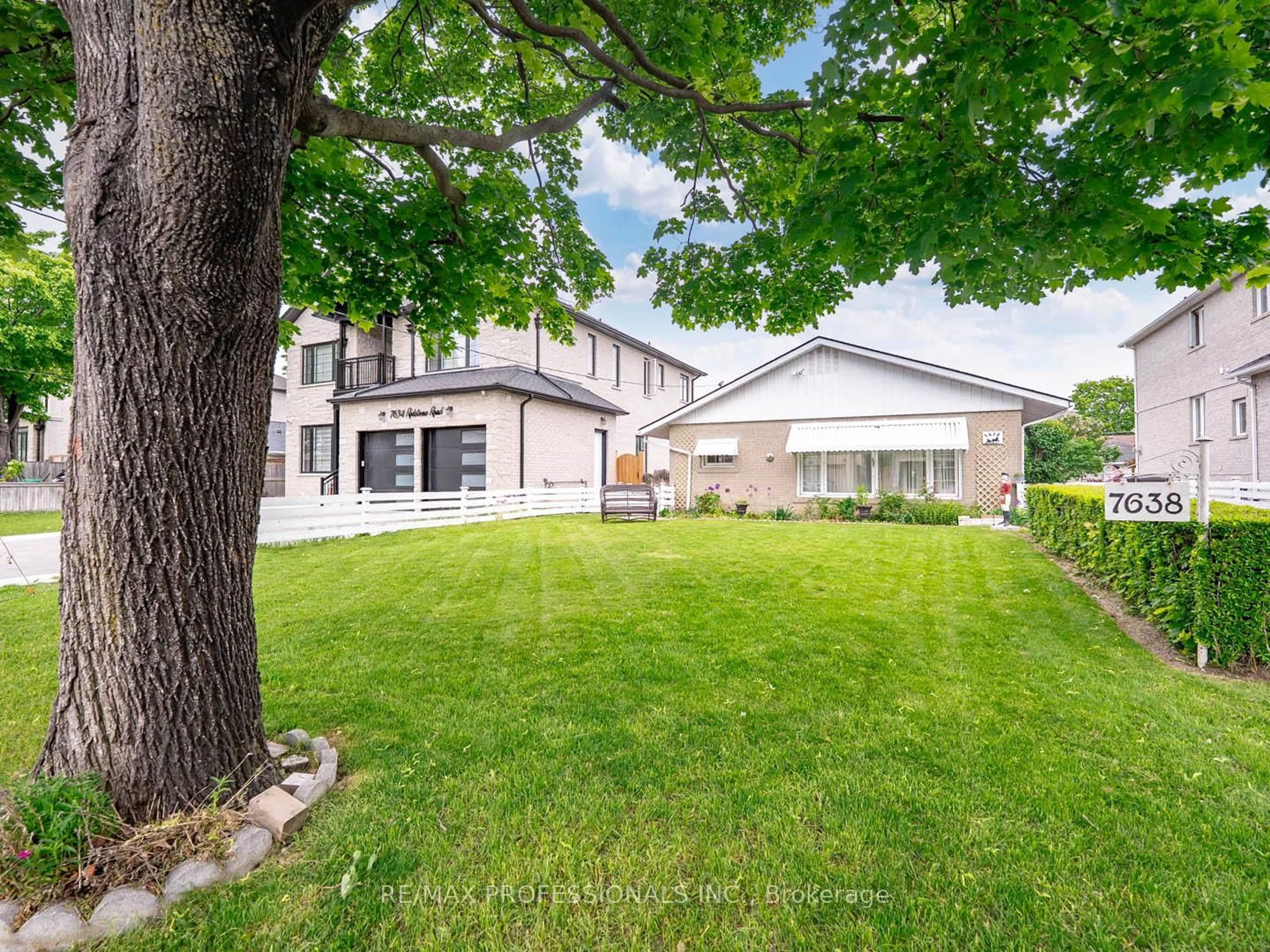 A pic from outside/outdoor area/front of a property/back of a property/a pic from drone, street for 7638 Redstone Rd, Mississauga Ontario L4T 2B9