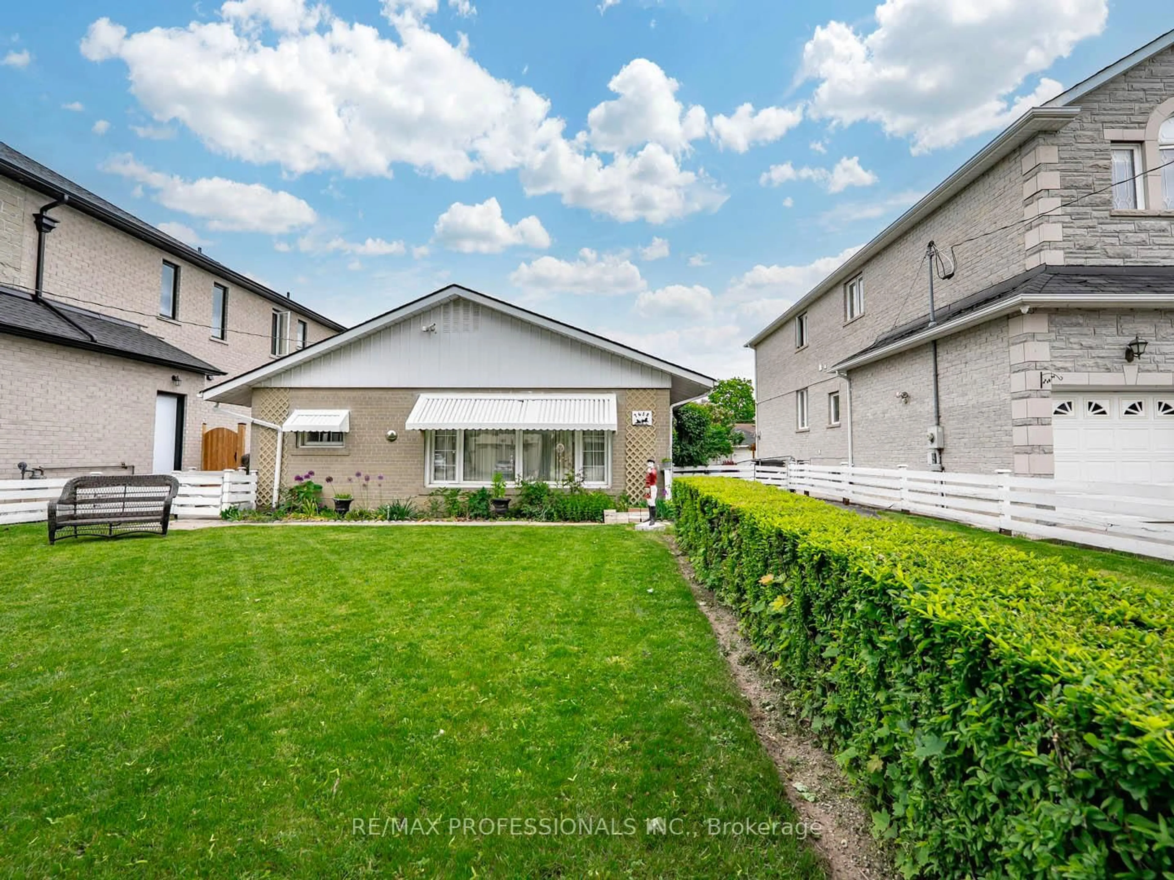Unknown for 7638 Redstone Rd, Mississauga Ontario L4T 2B9