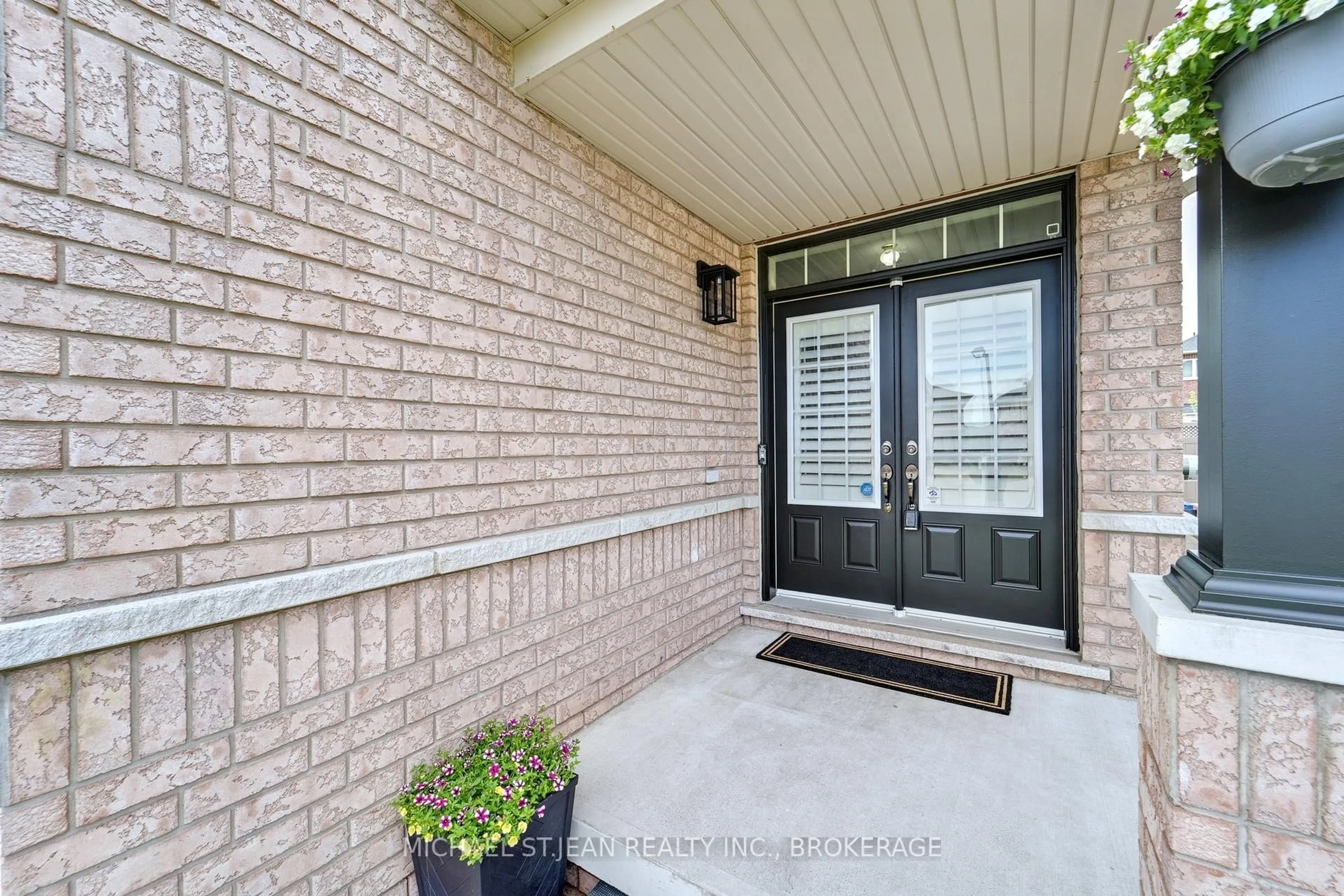 Indoor entryway for 7332 Golden Meadow Crt, Mississauga Ontario L5W 0B8