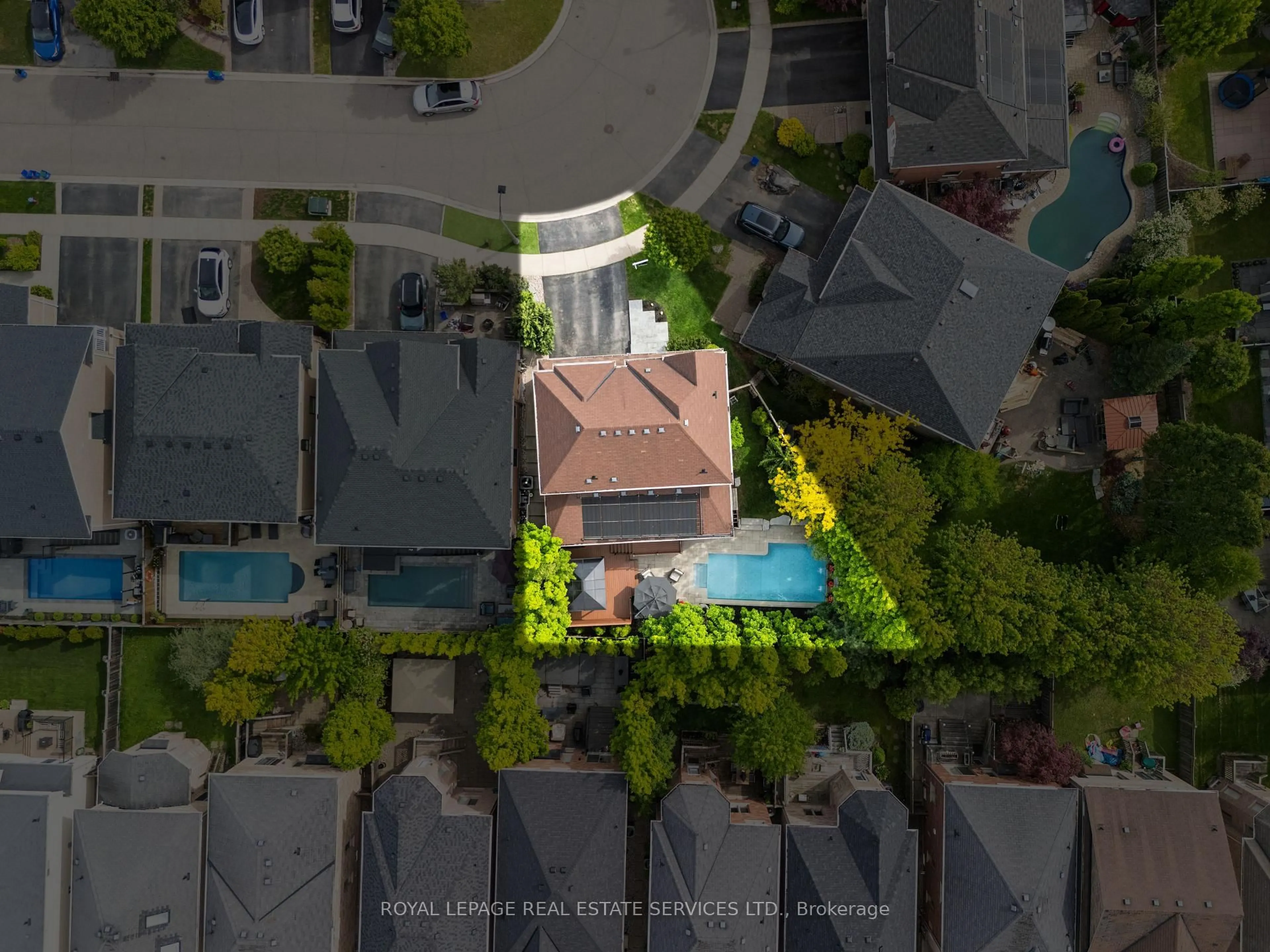 A pic from outside/outdoor area/front of a property/back of a property/a pic from drone, street for 2313 Blue Oak Circ, Oakville Ontario L6M 5J3