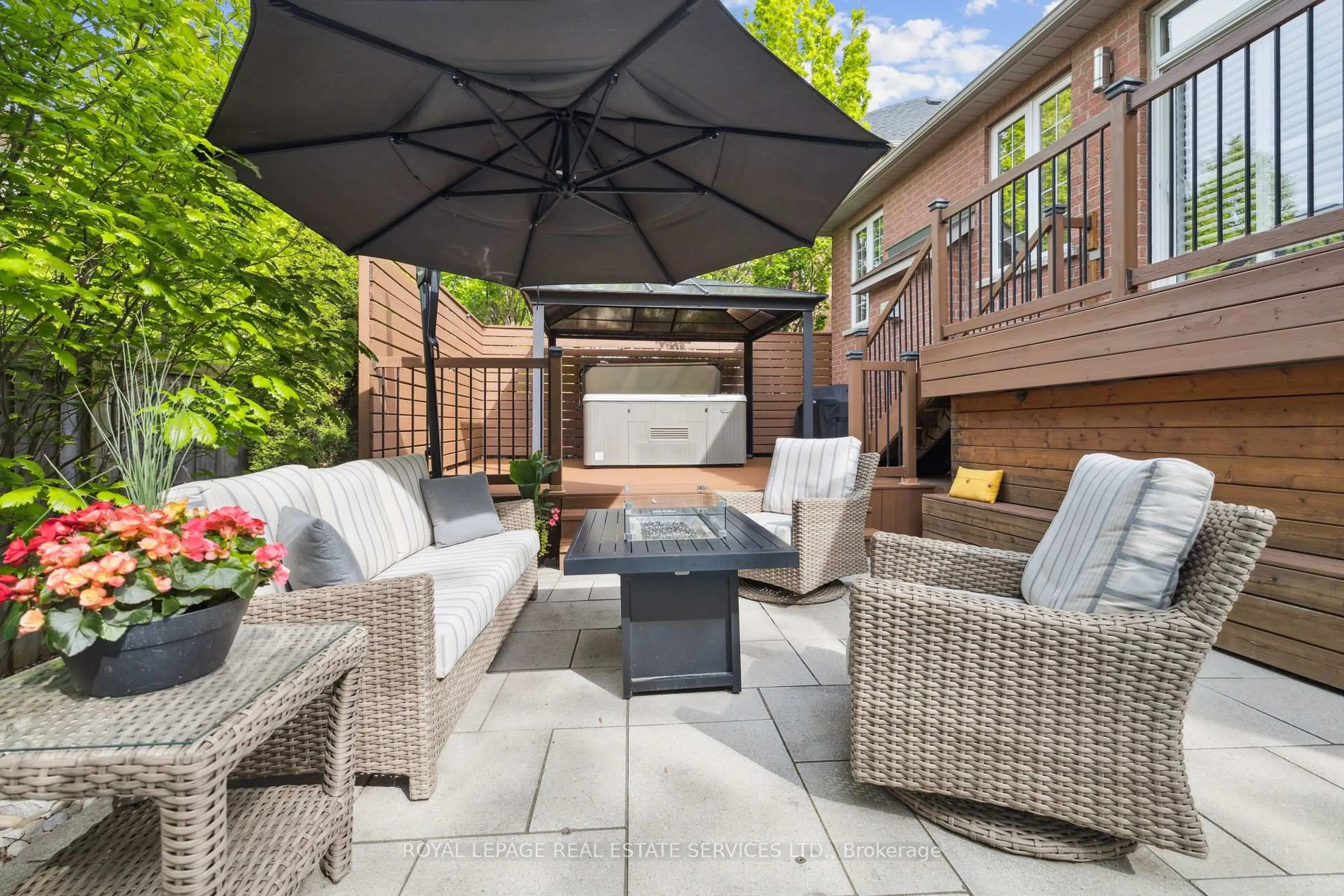 Patio, street for 2313 Blue Oak Circ, Oakville Ontario L6M 5J3