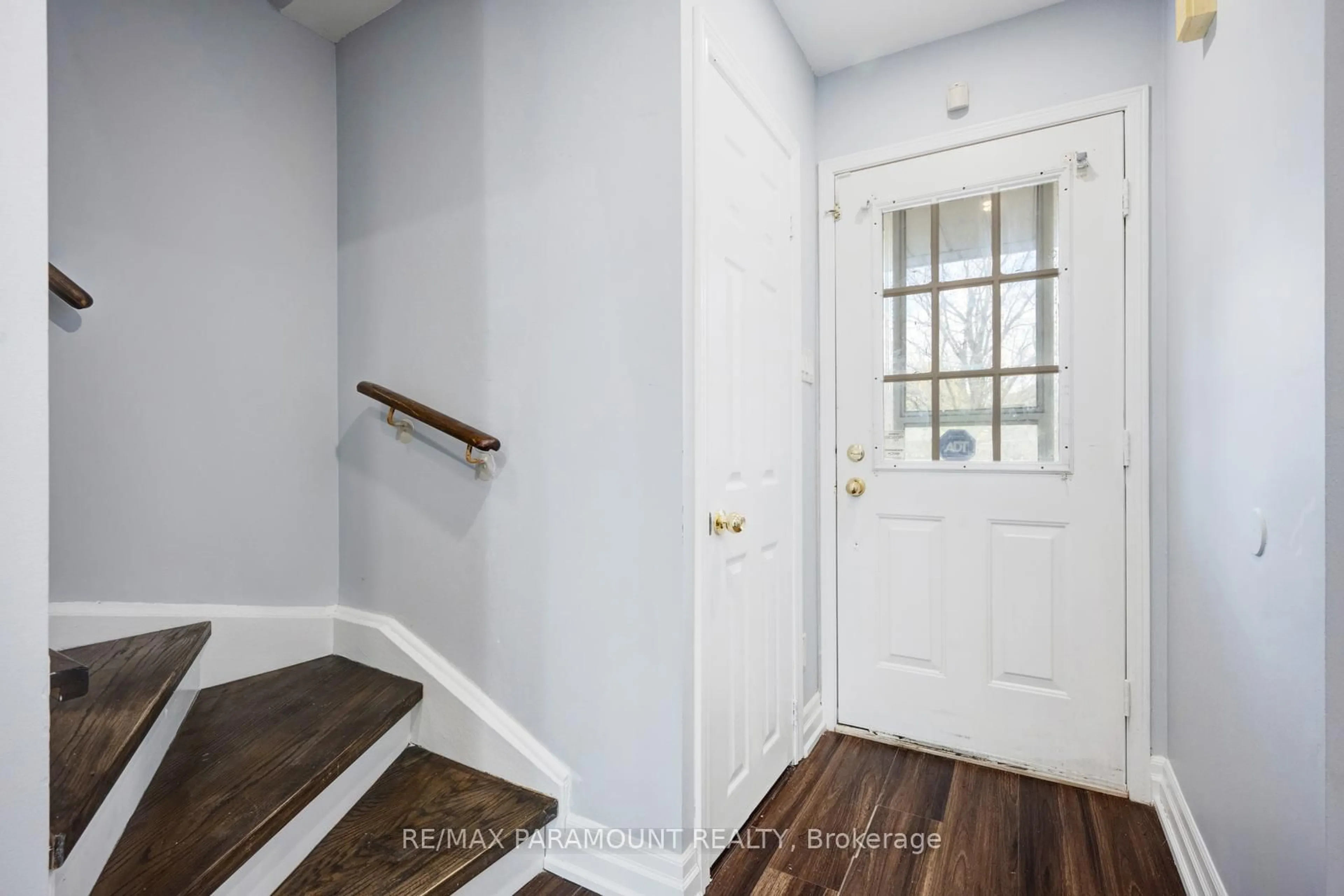 Indoor entryway for 150 Timberlane Dr, Brampton Ontario L6Y 4V7