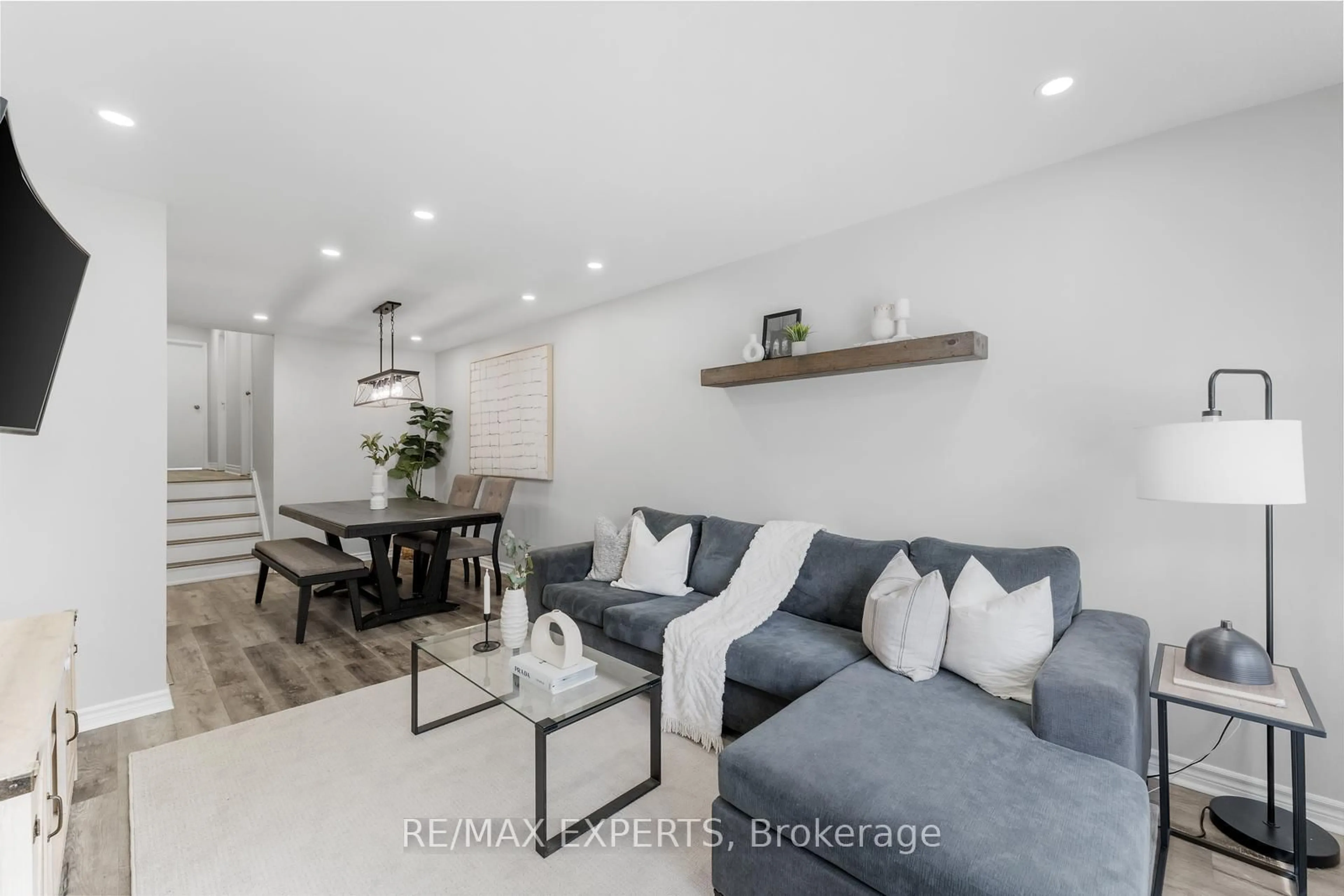 Living room with furniture, unknown for 14 Graymar Rd, Brampton Ontario L6S 1Z8