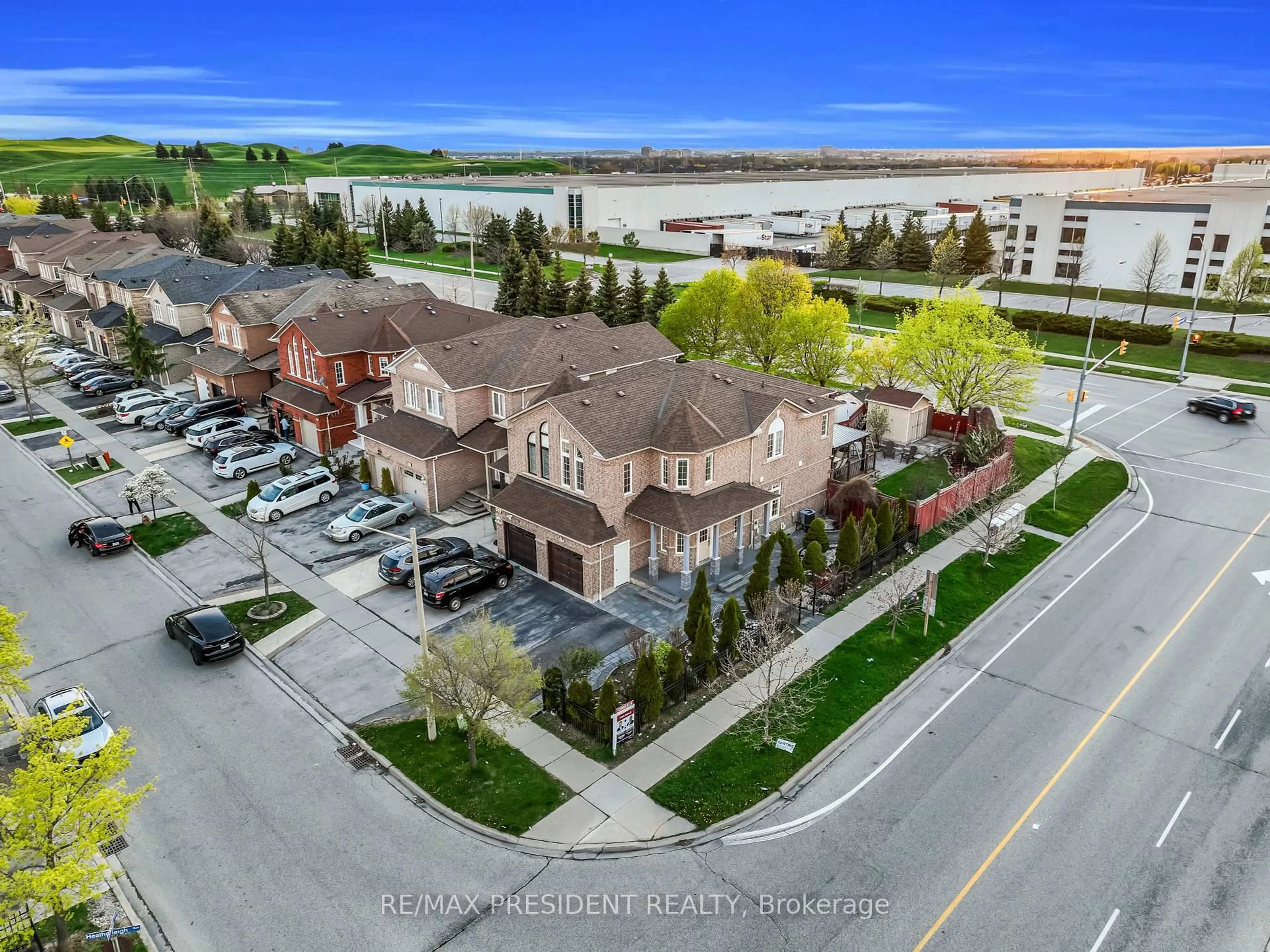 A pic from outside/outdoor area/front of a property/back of a property/a pic from drone, unknown for 994 Ledbury Cres, Mississauga Ontario L5V 2P7