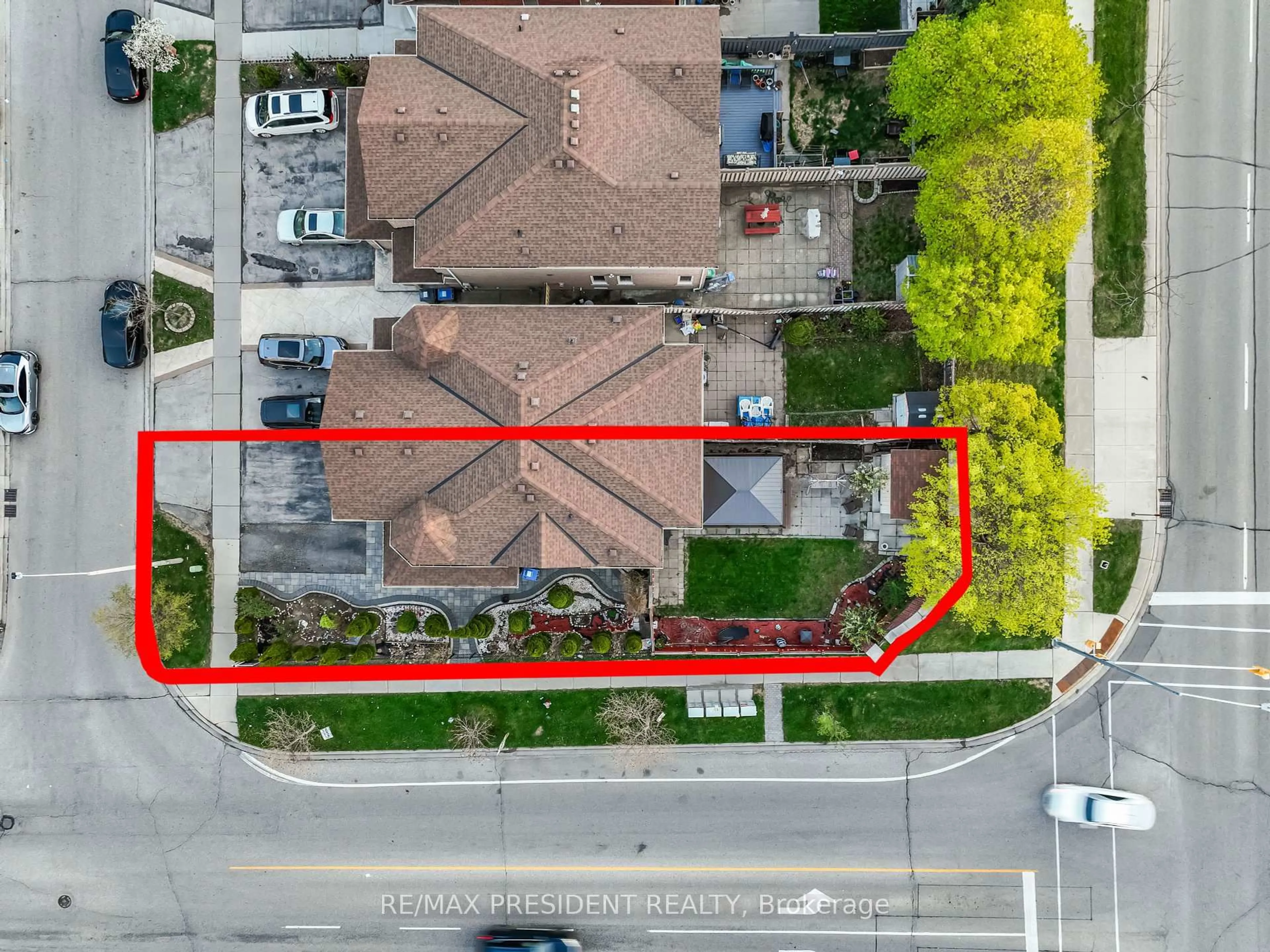 A pic from outside/outdoor area/front of a property/back of a property/a pic from drone, street for 994 Ledbury Cres, Mississauga Ontario L5V 2P7
