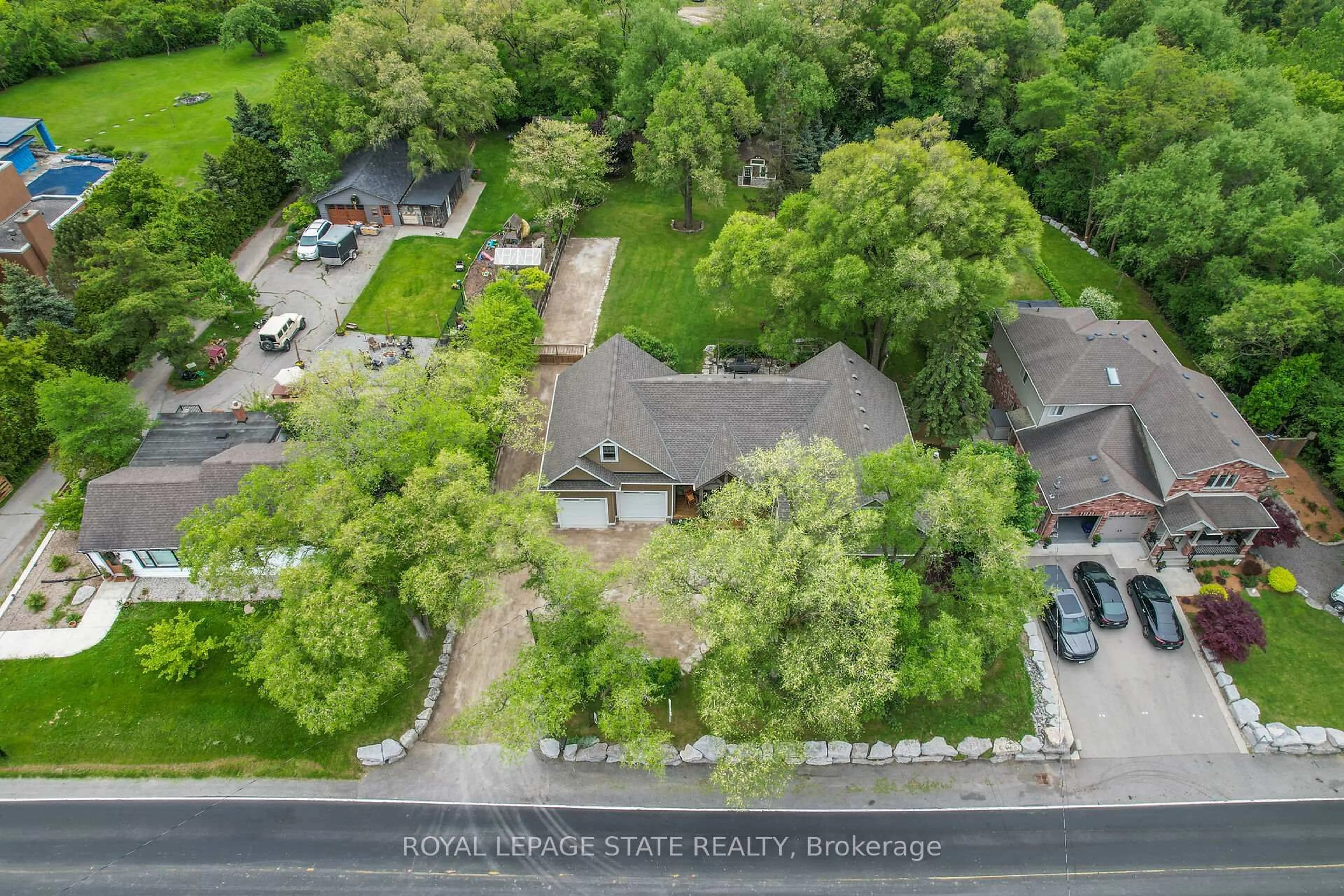 A pic from outside/outdoor area/front of a property/back of a property/a pic from drone, street for 792 Old York Rd, Burlington Ontario L7P 4X9