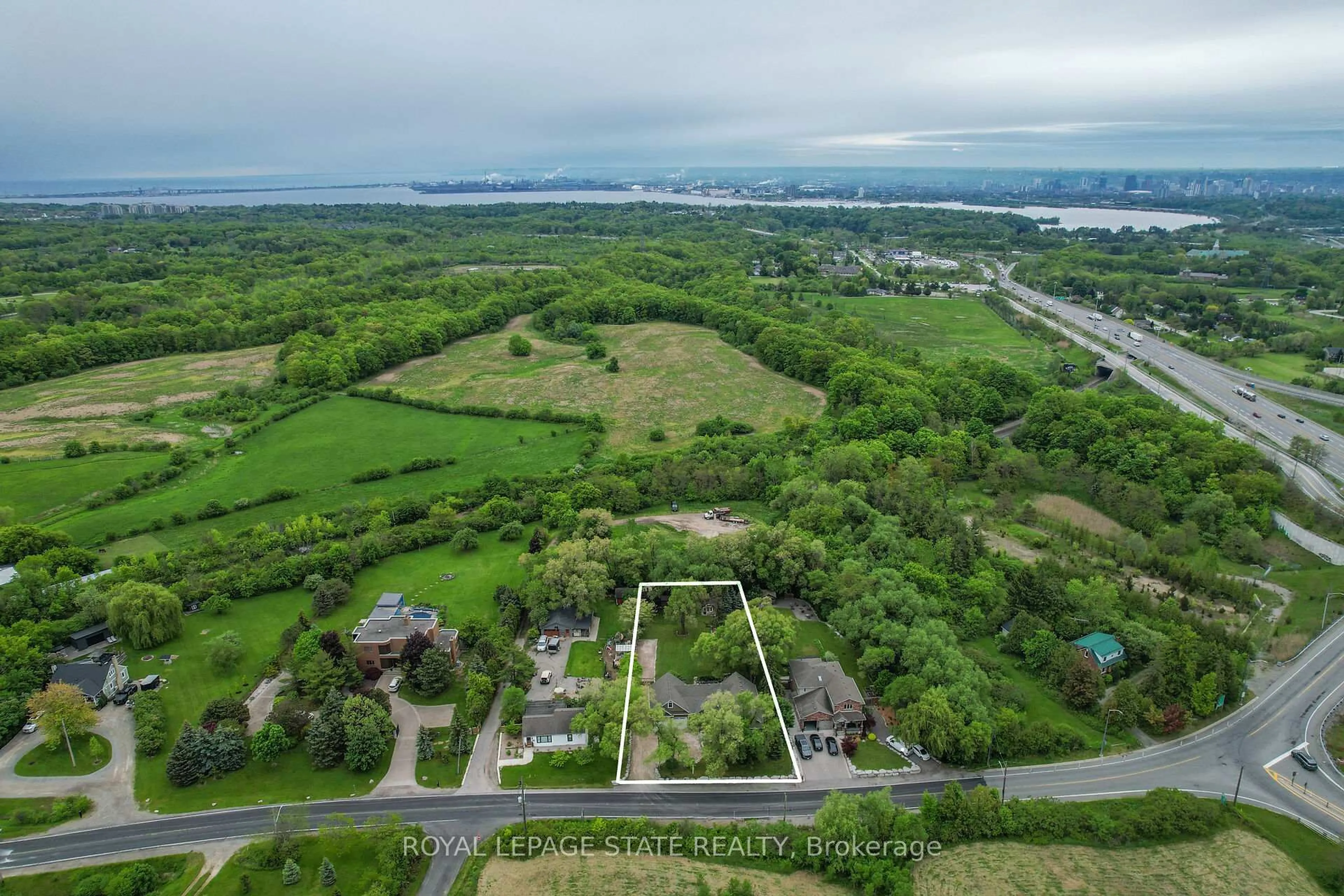 A pic from outside/outdoor area/front of a property/back of a property/a pic from drone, mountain view for 792 Old York Rd, Burlington Ontario L7P 4X9